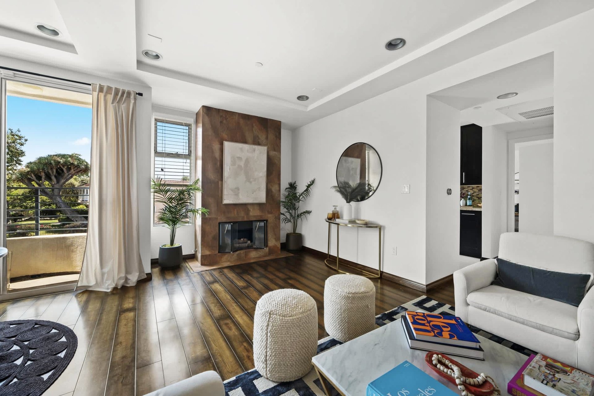 Stylish Turnkey Unit in Prime Miracle Mile