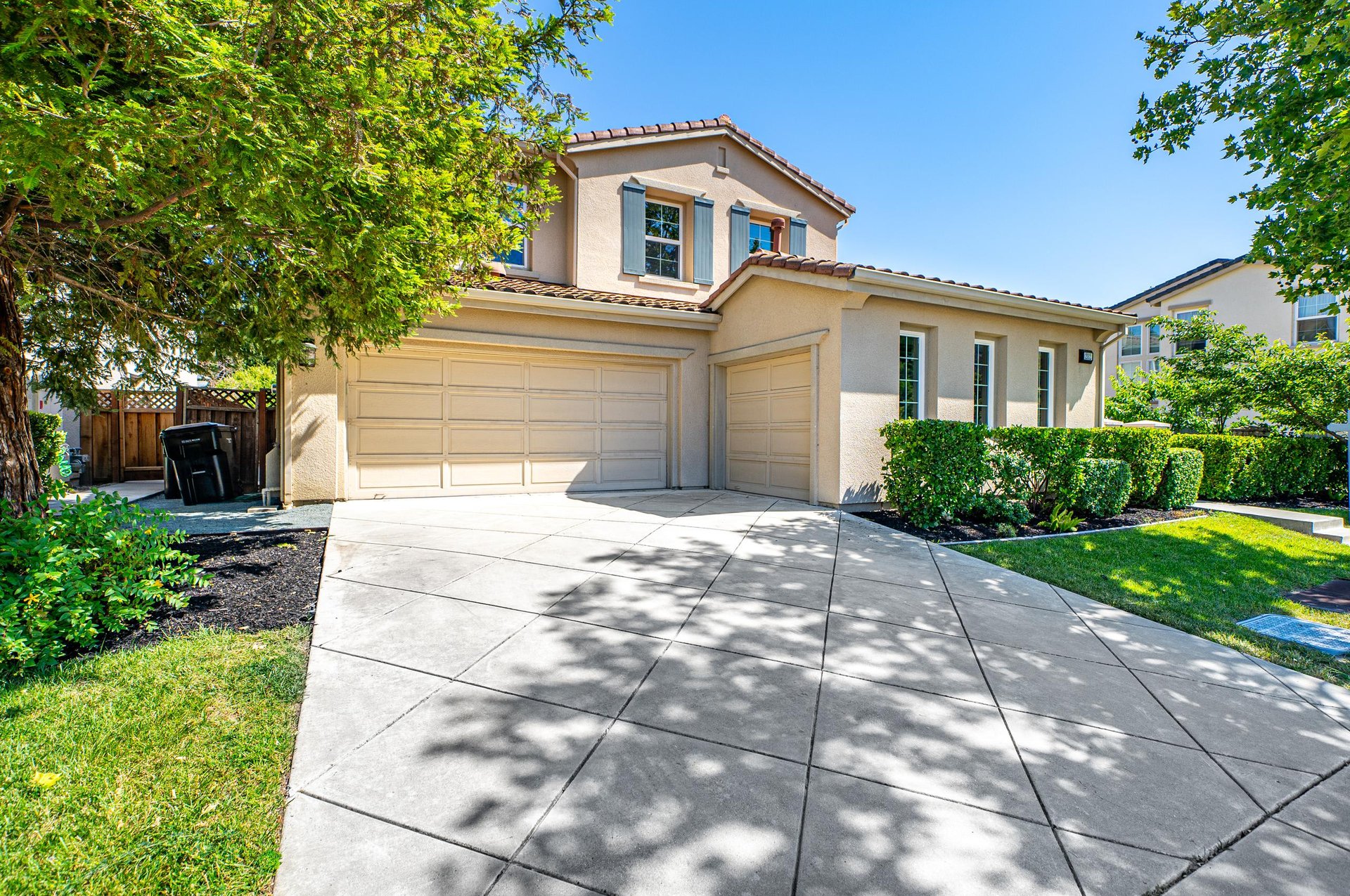 2112 Laguna Creek Lane