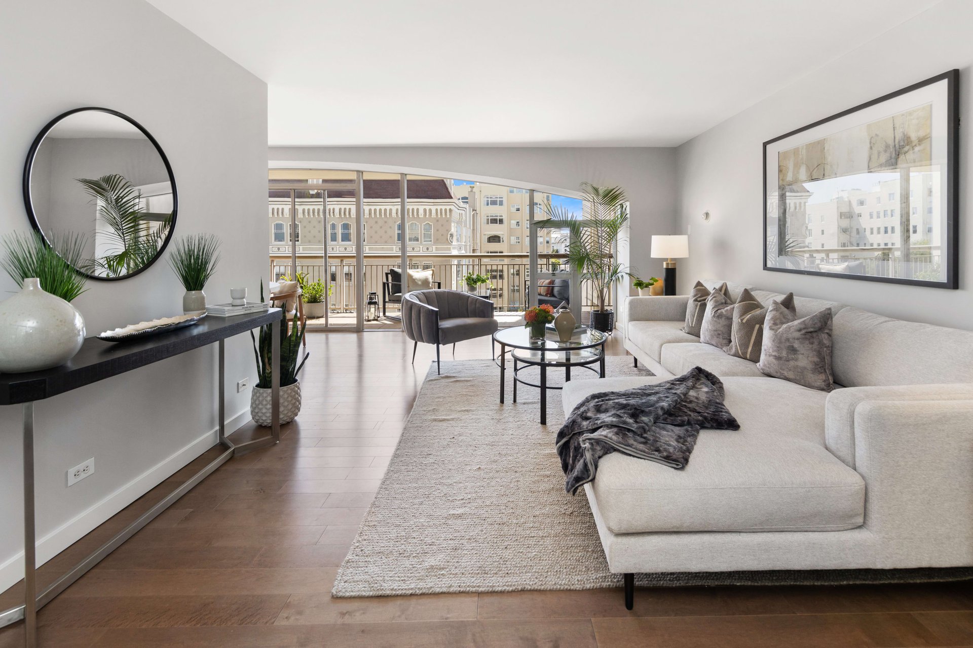 Just-Renovated Pacific Heights Condo With Southern Views