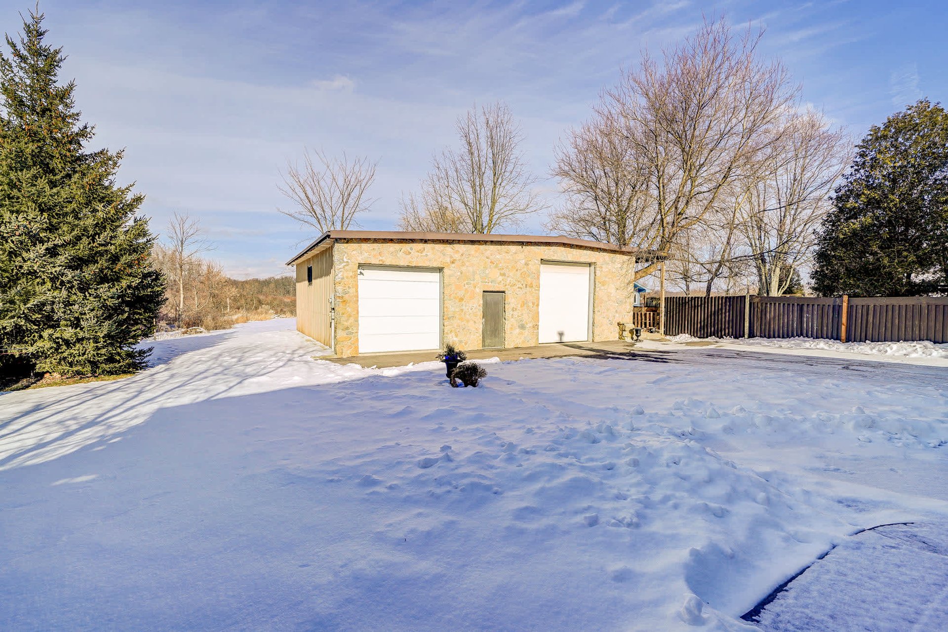 7364 Dickenson Rd E
