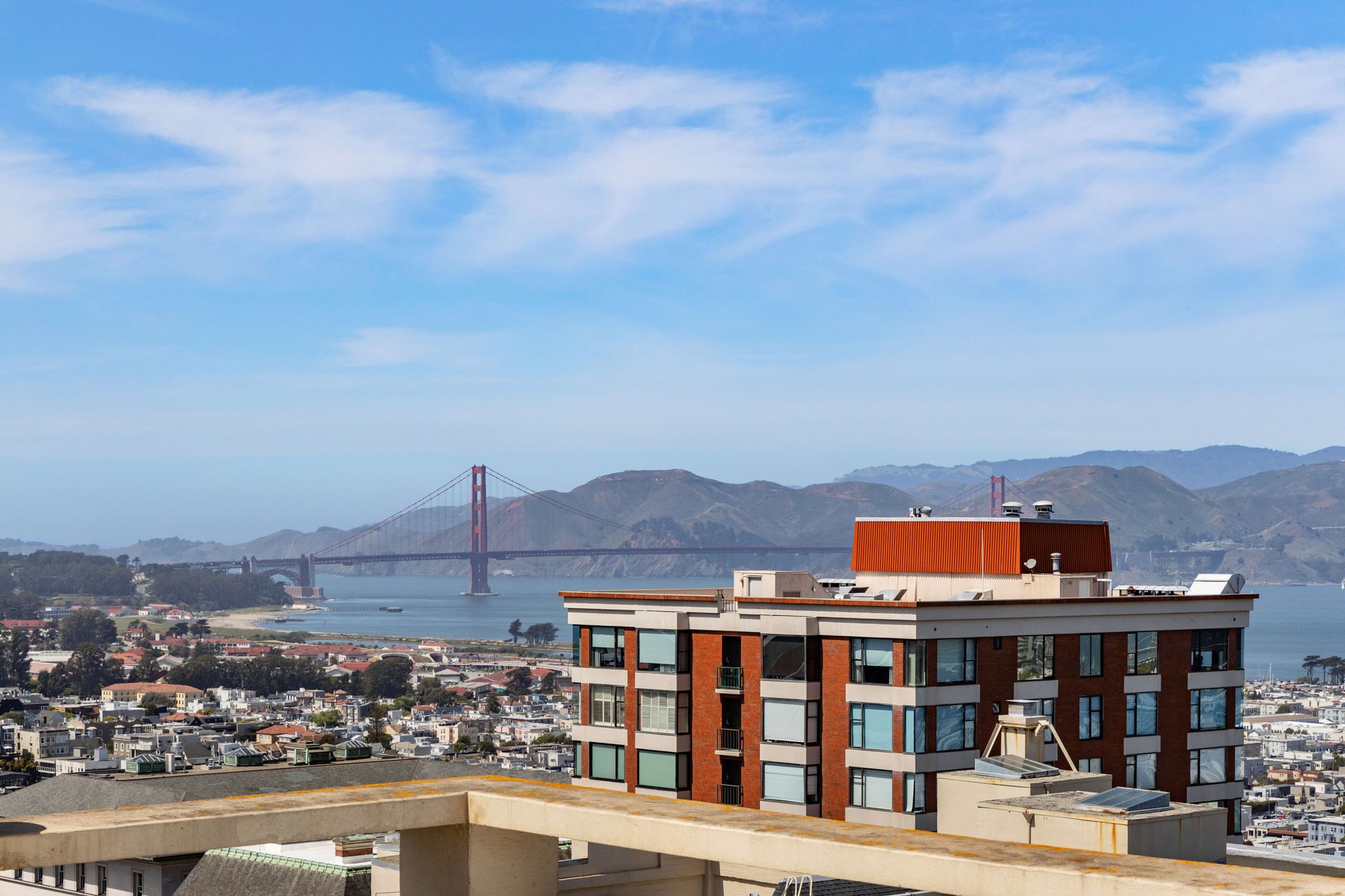 Just-Renovated Pacific Heights Condo With Southern Views