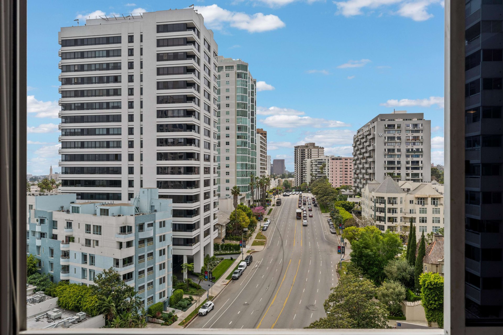 The Comstock #10D, Wilshire Corridor
