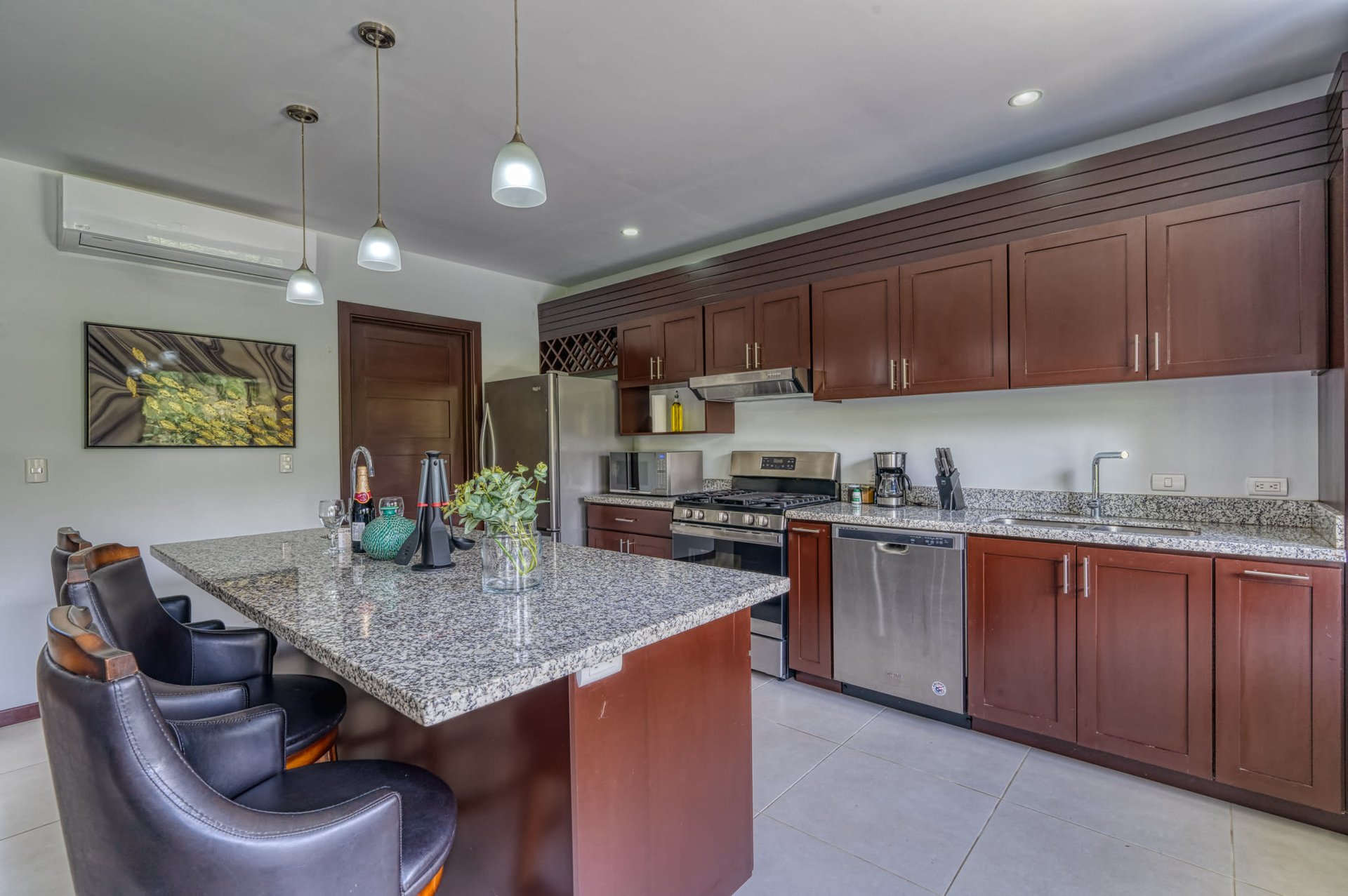 3 BEDROOM MODERN HOME WITH POOL WALKING DISTANCE TO EVERYTHING IN UVITA