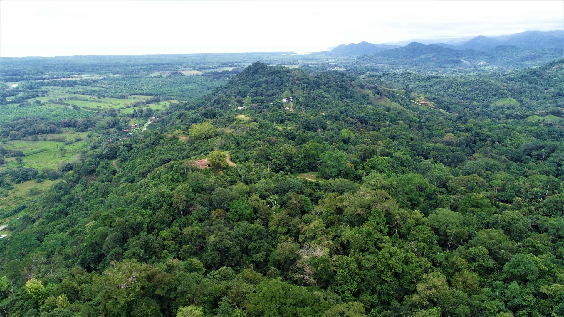 9 acres property with 360 panoramic views and 80m highway frontage