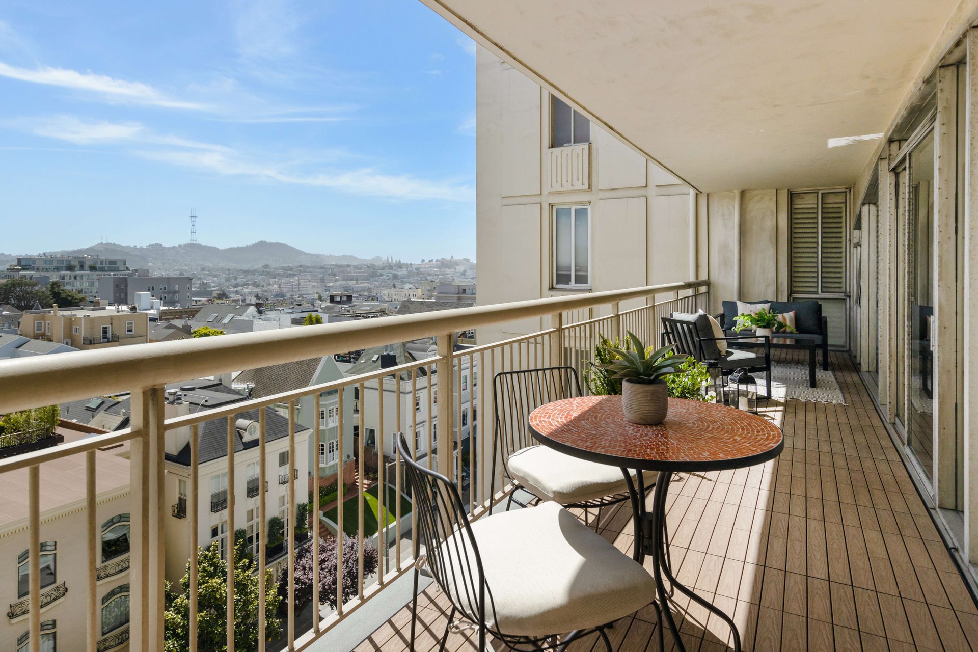 Just-Renovated Pacific Heights Condo With Southern Views