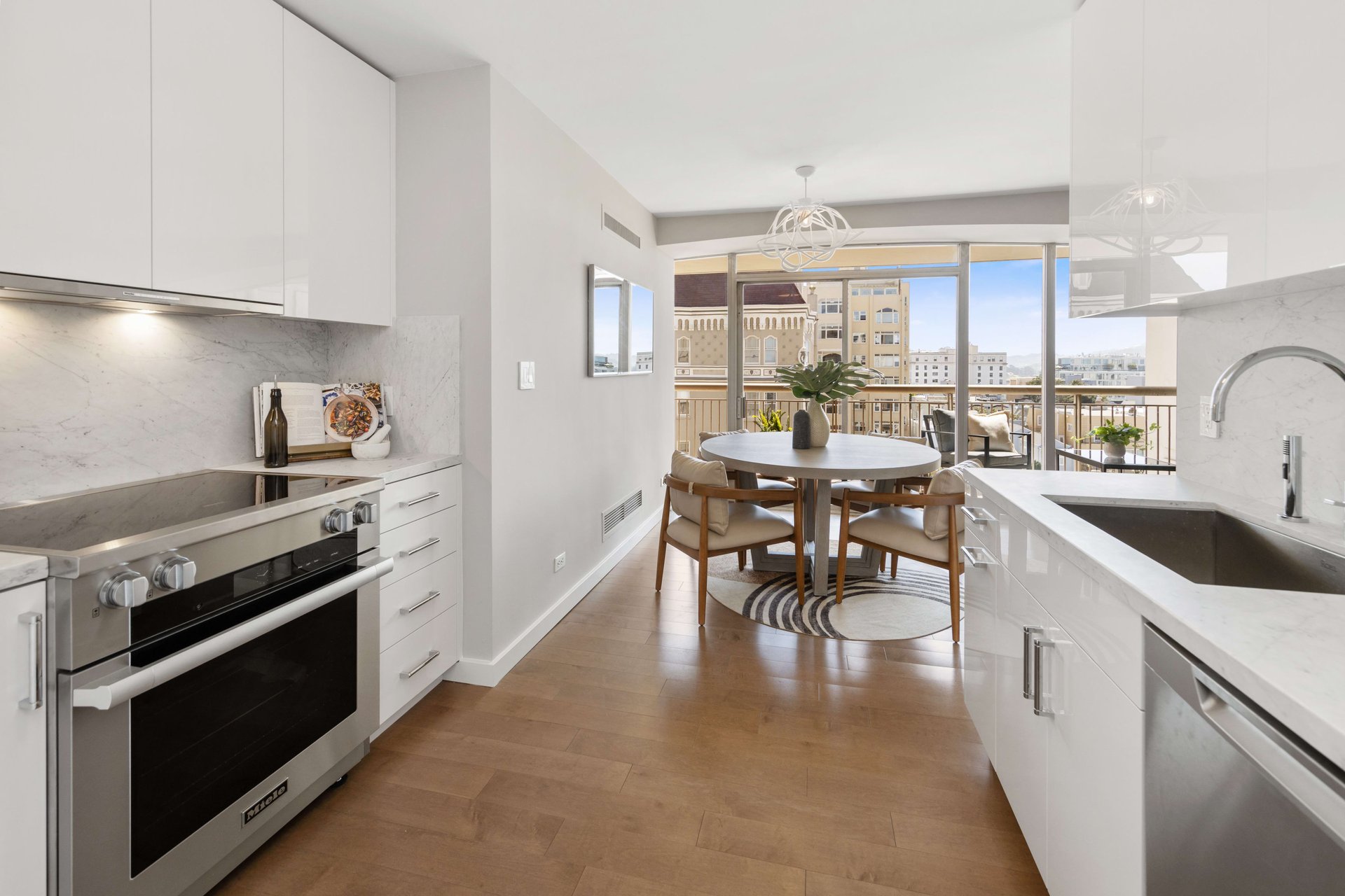 Just-Renovated Pacific Heights Condo With Southern Views