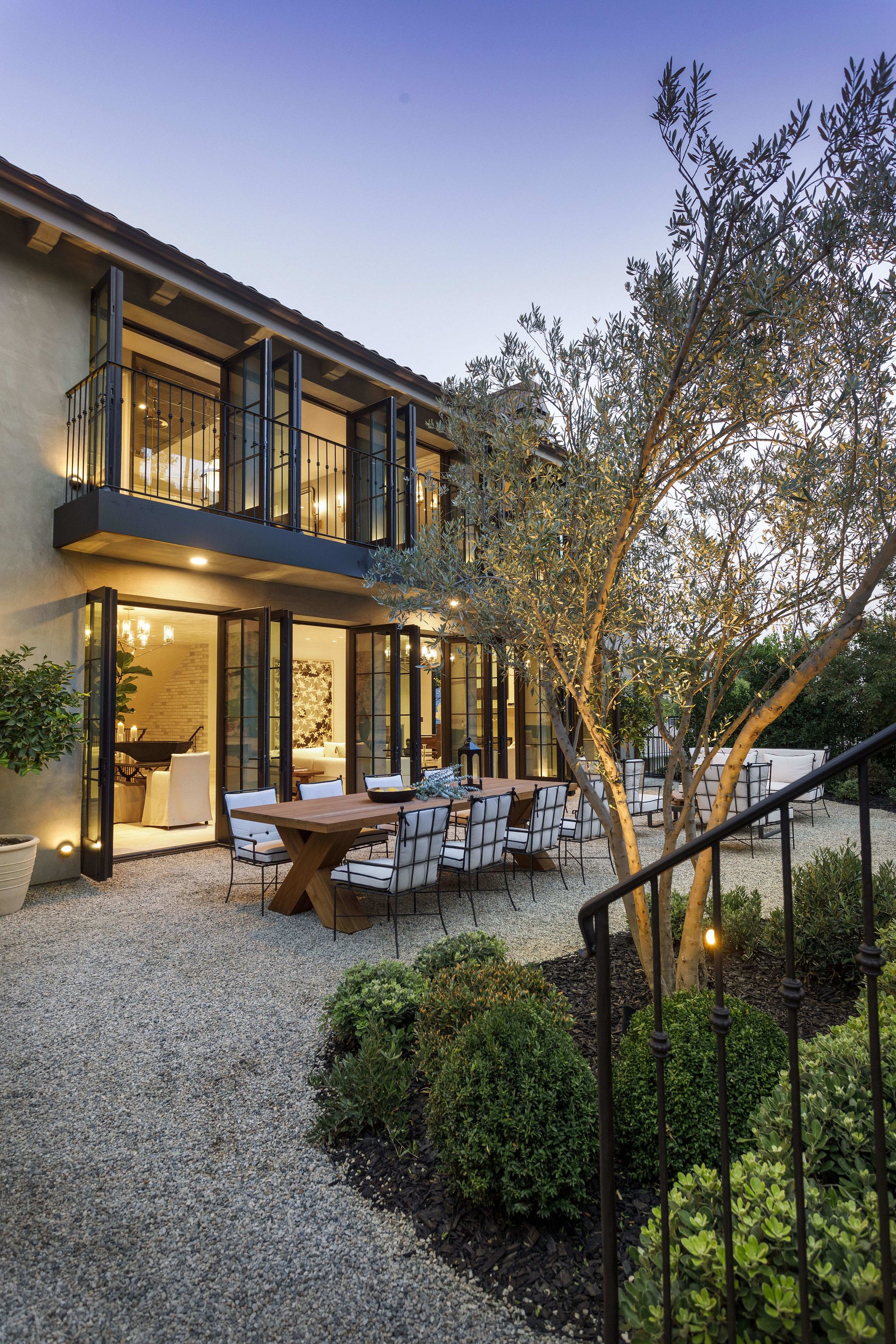 1549 N Doheny DR