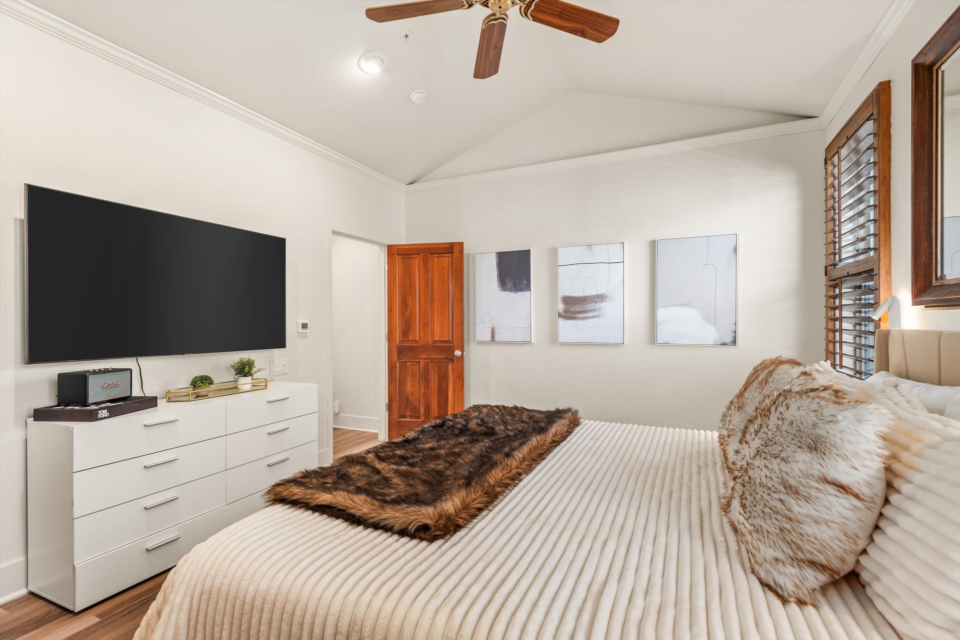 Bright and Stylish Townhome in the Heart of Willits