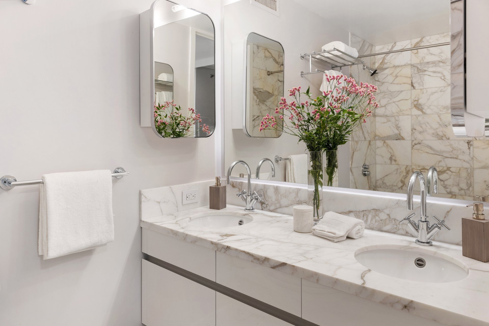 Contemporary Pacific Heights 1 Bedroom + Den