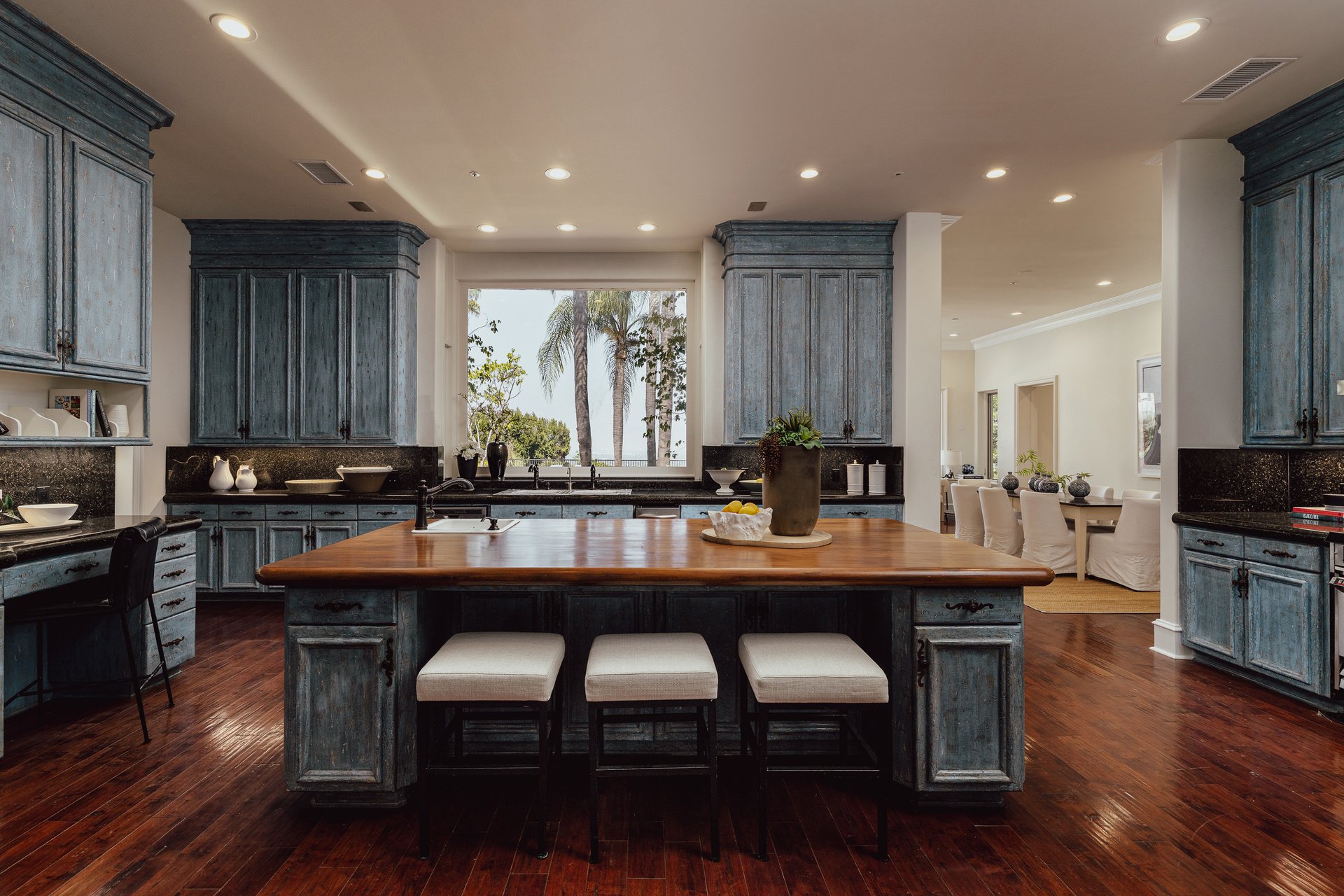 3364 Clerendon Rd, Beverly Hills 