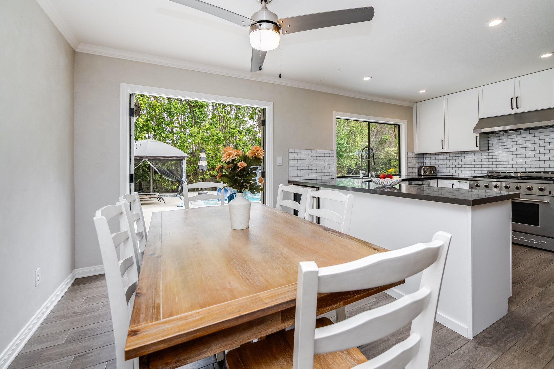 24417 Clipstone St, Woodland Hills 