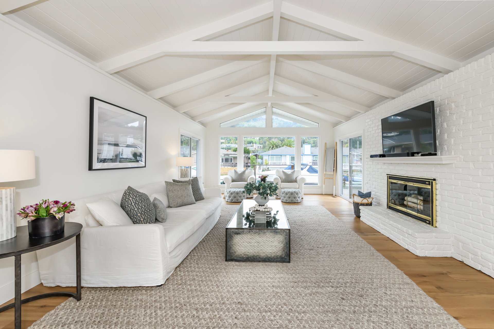 Refined Single-Level Waterfront Retreat