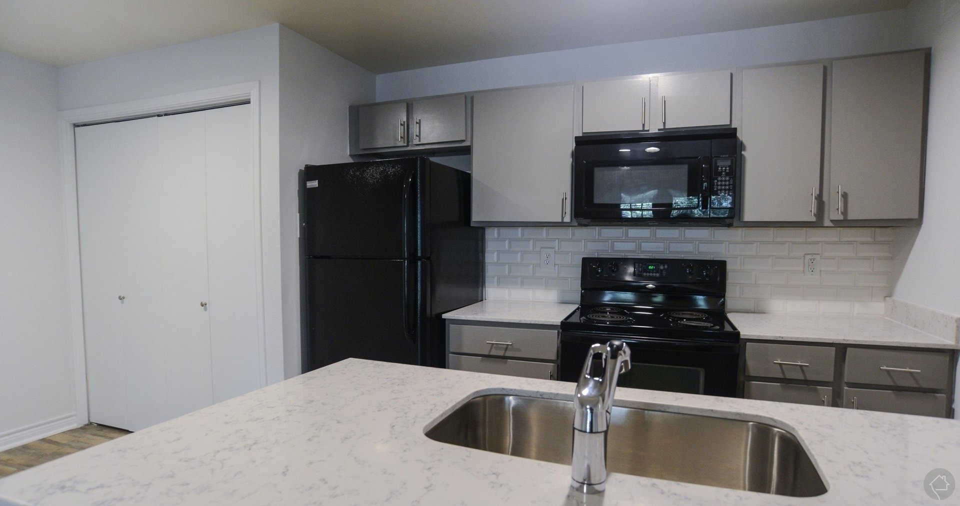 Amazing 2/2, walk to the Domain, up to 10 free weeks!