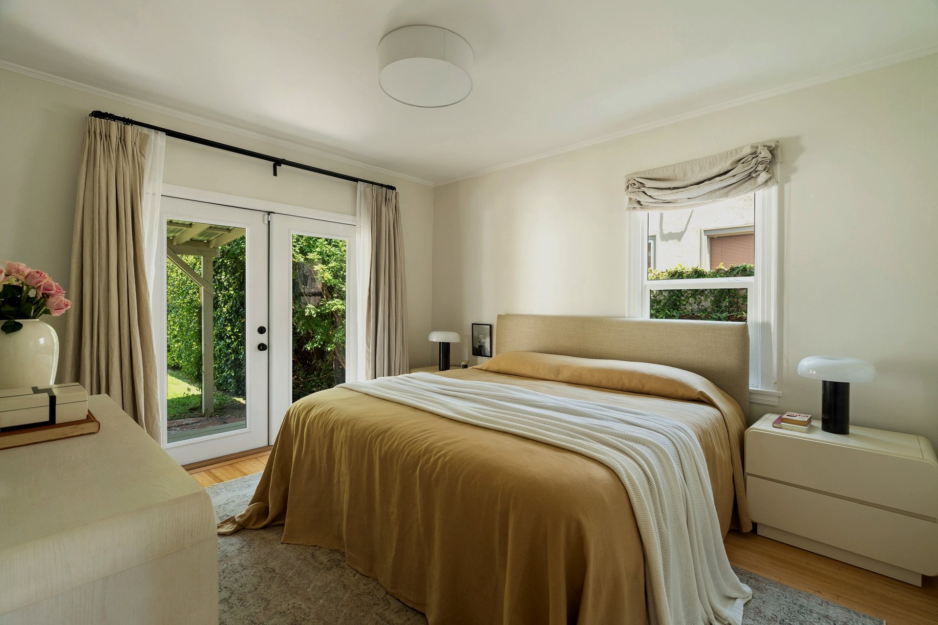 Re-imagined Quaint Country English with Guest House and Grand Rear Yard!