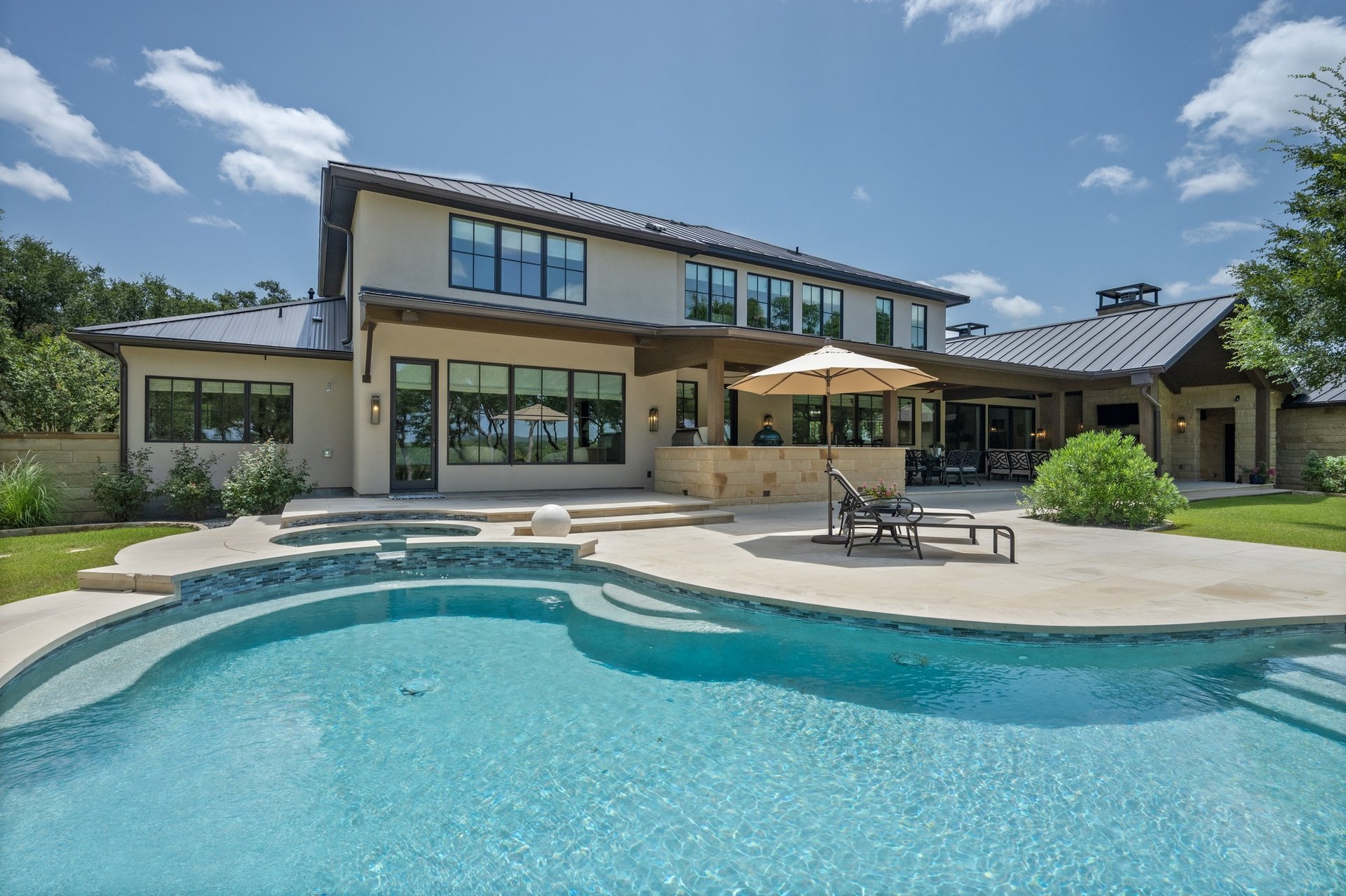 900 Rivercliff Drive