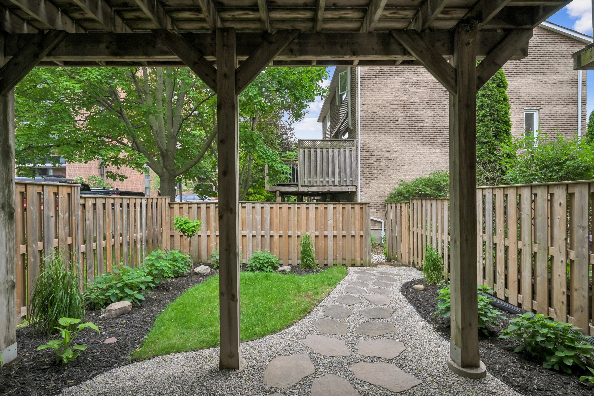 Lakeside living in the heart of Bronte!