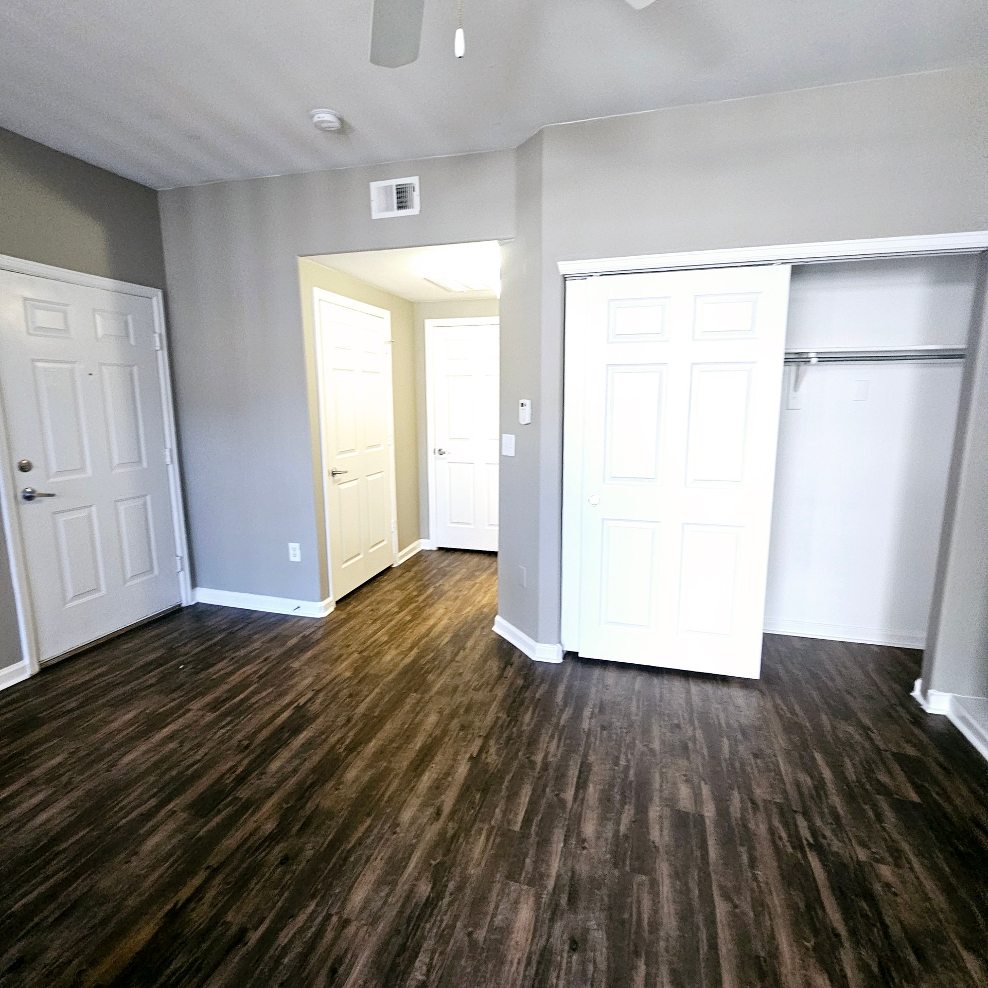 Studio 1 Bath Apartment with Garage included 