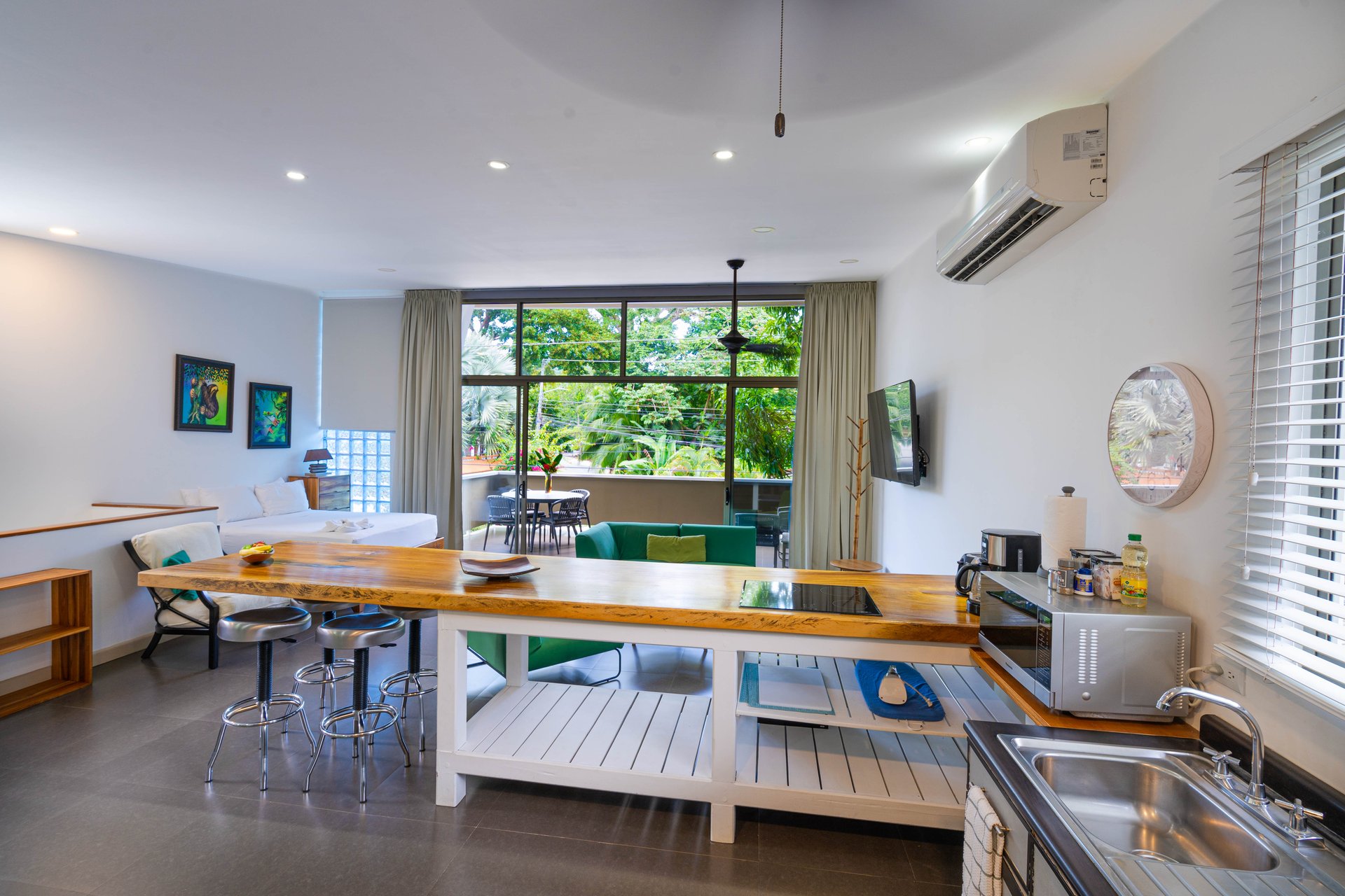 22 Unit Tropical Boutique Hotel steps from Manuel Antonio Park & Beach
