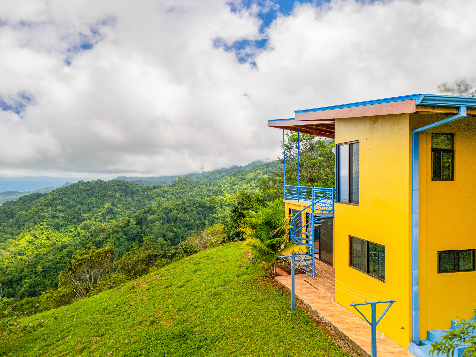 Luxury 4-Bed Villa with Ocean Views & Infinity Pool in Ojochal