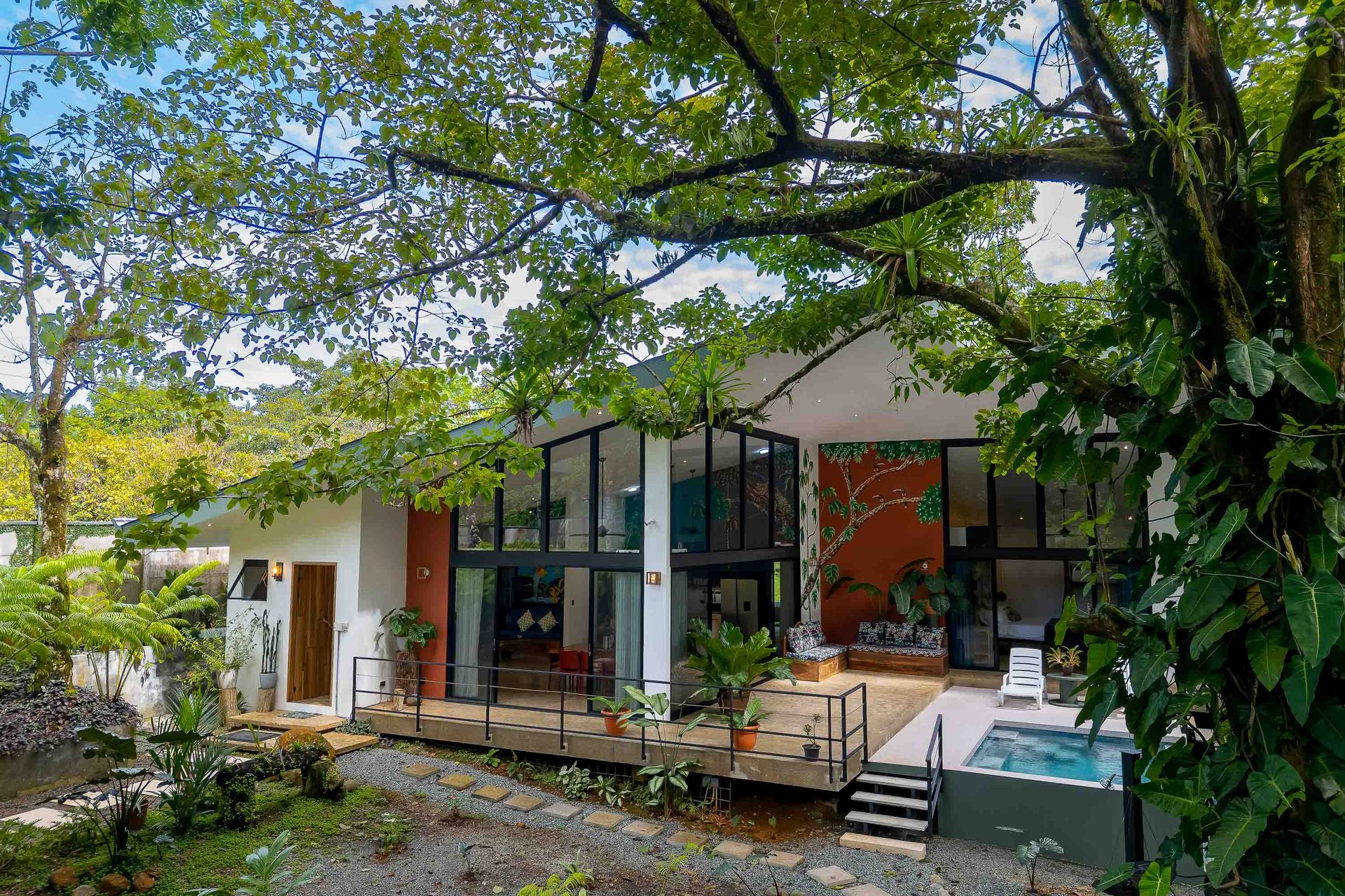 Furnished and Turnkey Home Rainforest Villa with Pool and Creek