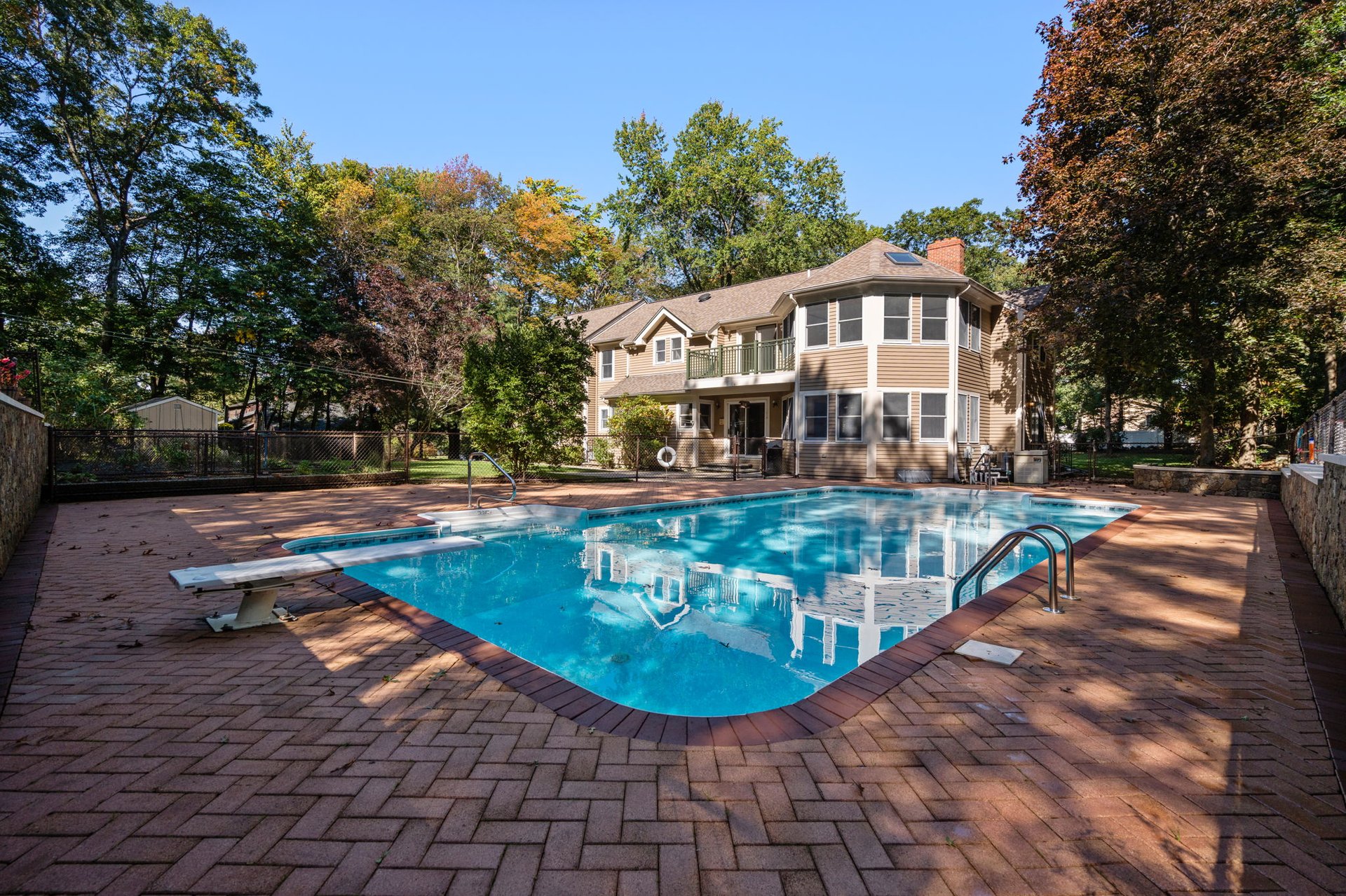 4 Leslie Rd