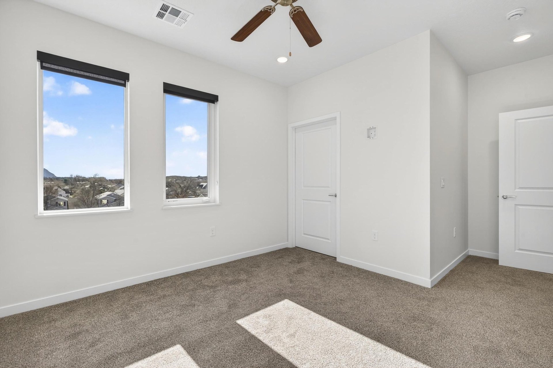 983 W State St B-304