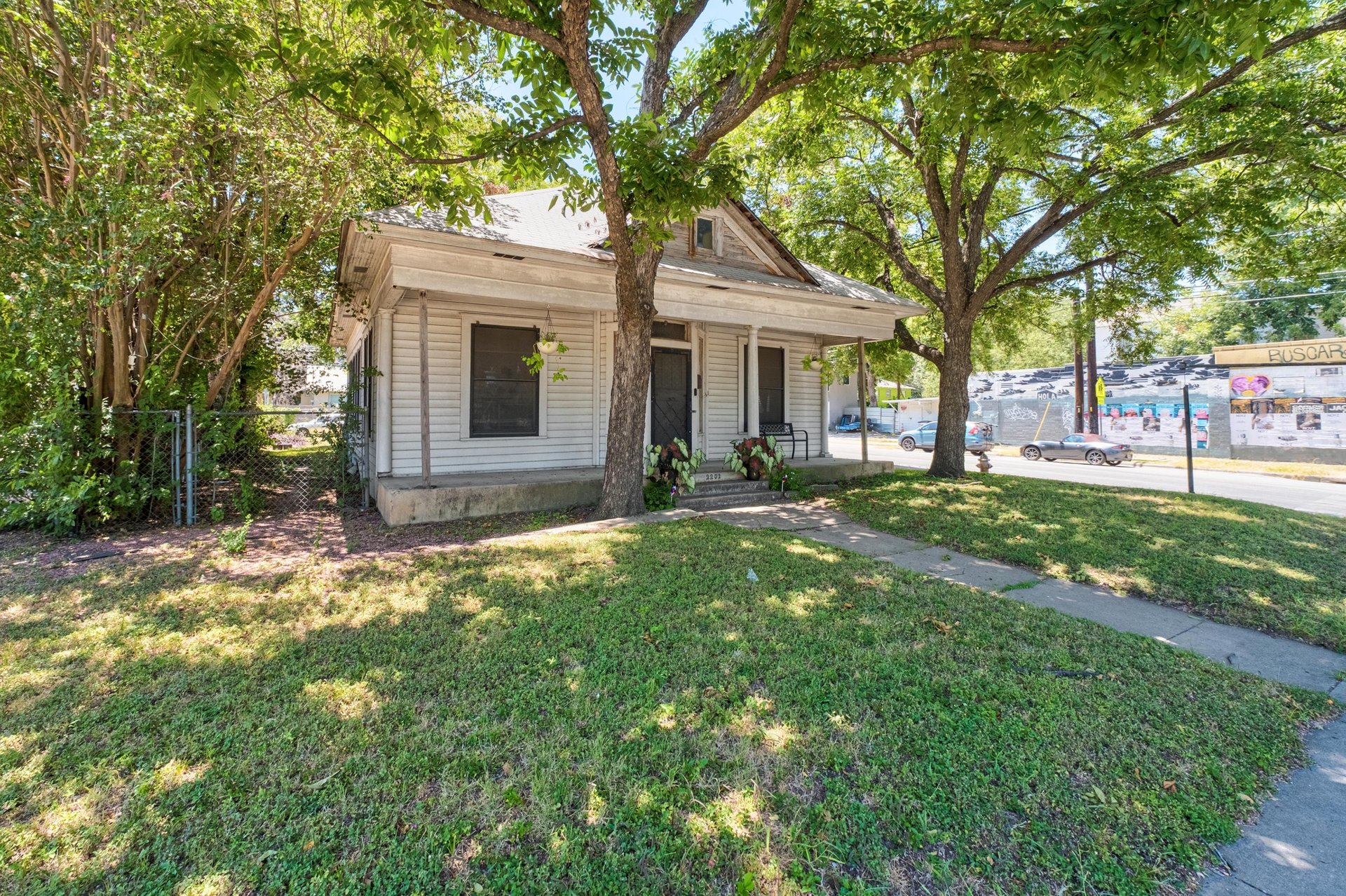 2201 E Cesar Chavez