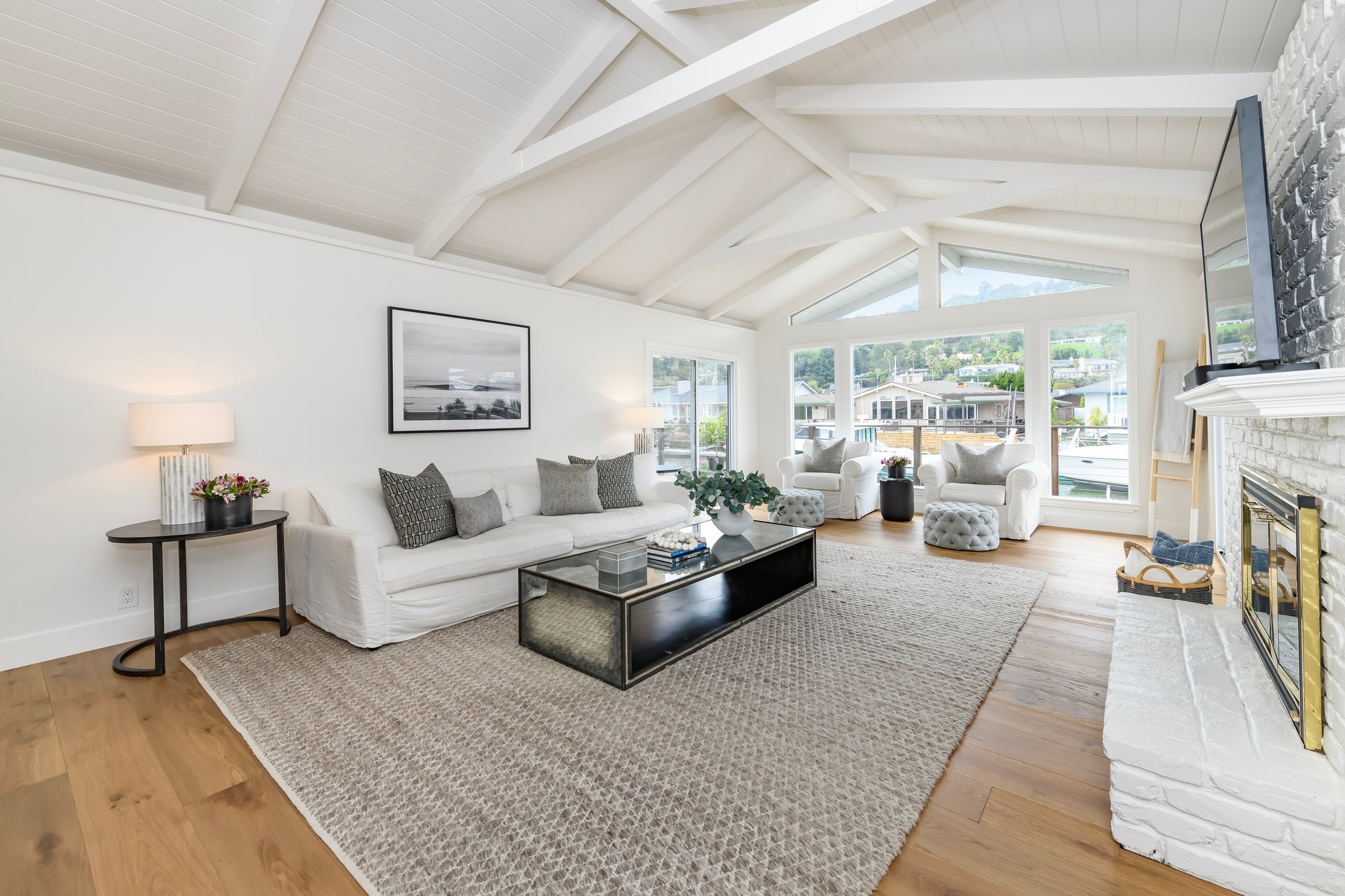 Refined Single-Level Waterfront Retreat
