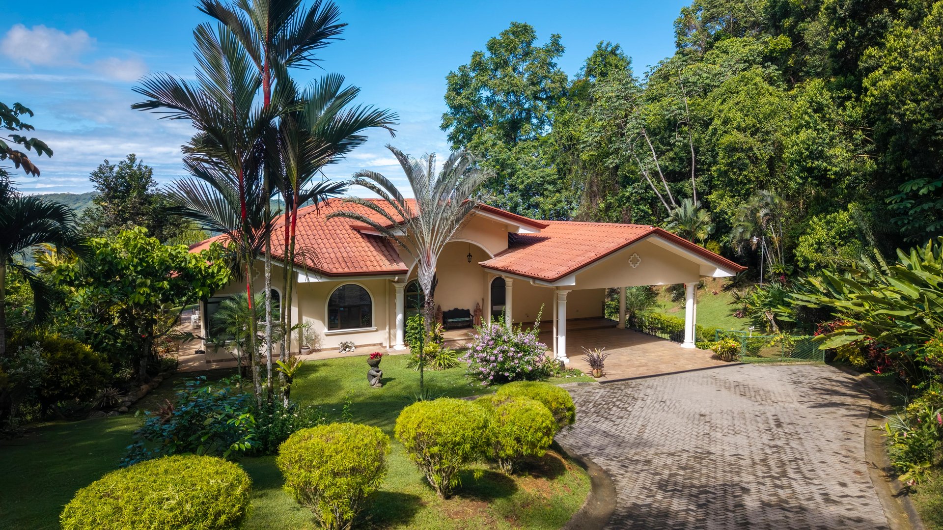 CASA ORQUIDEA – LUXURY HOME WITH OCEAN VIEWS IN GATED COMMUNITY
