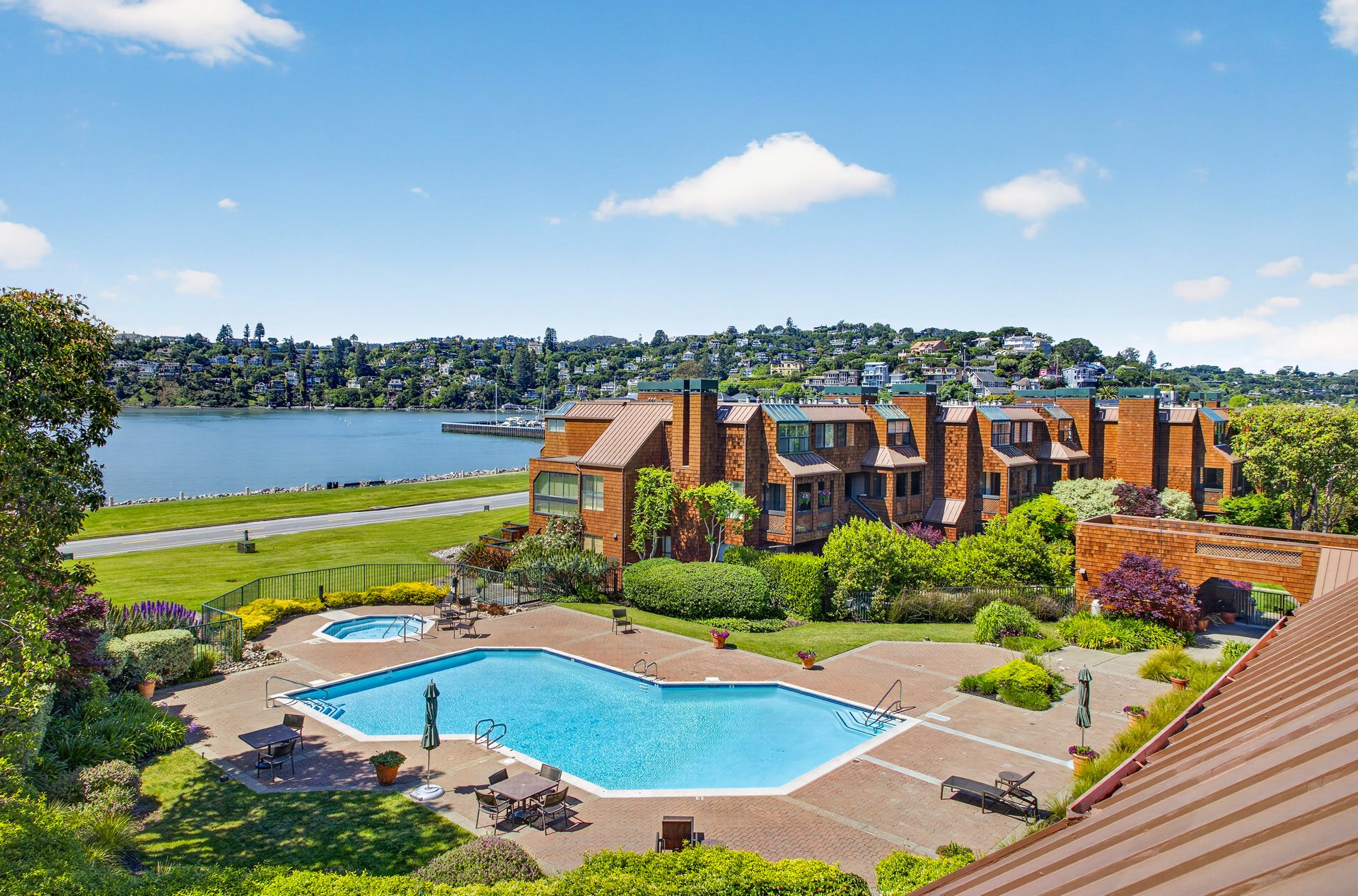 Luxurious End Unit in Point Tiburon