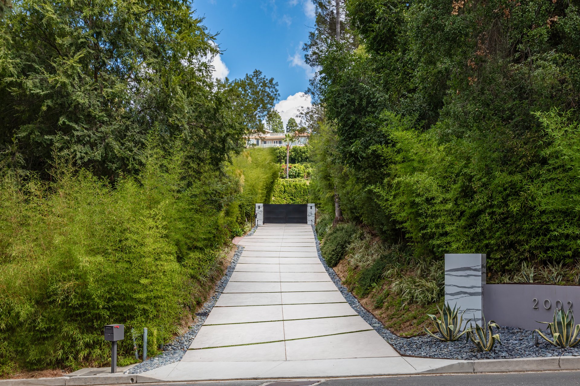 2002 LOMA VISTA DR