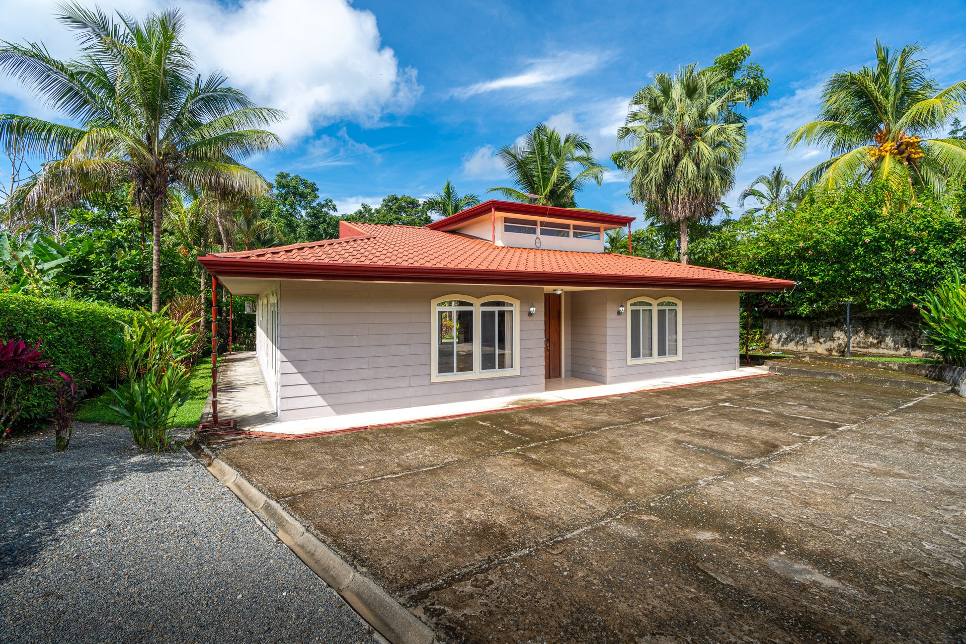 Casa Luna, 3bed /3bath Private Oasis, Convenient Location