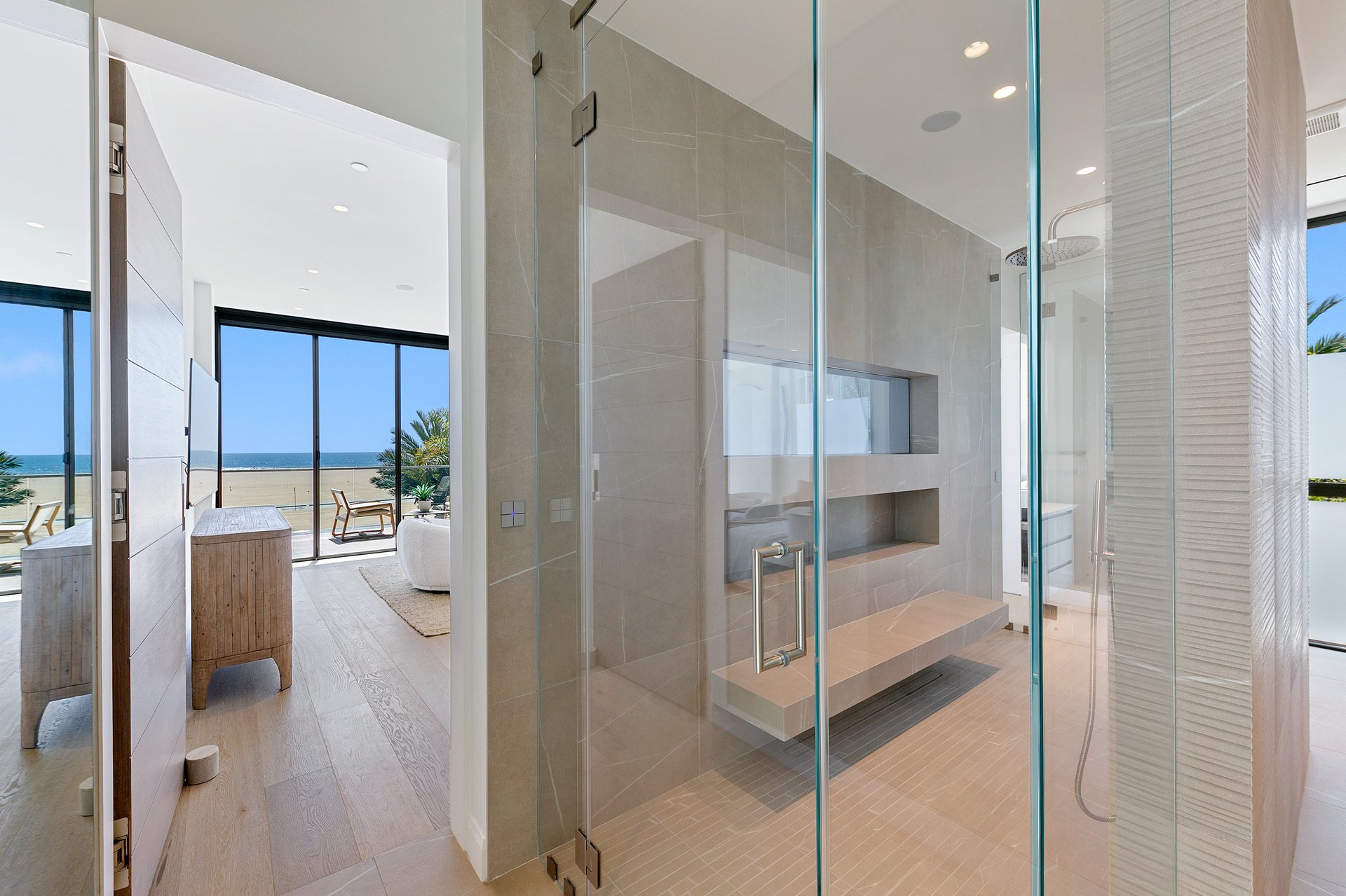 938 Palisades Beach Rd
