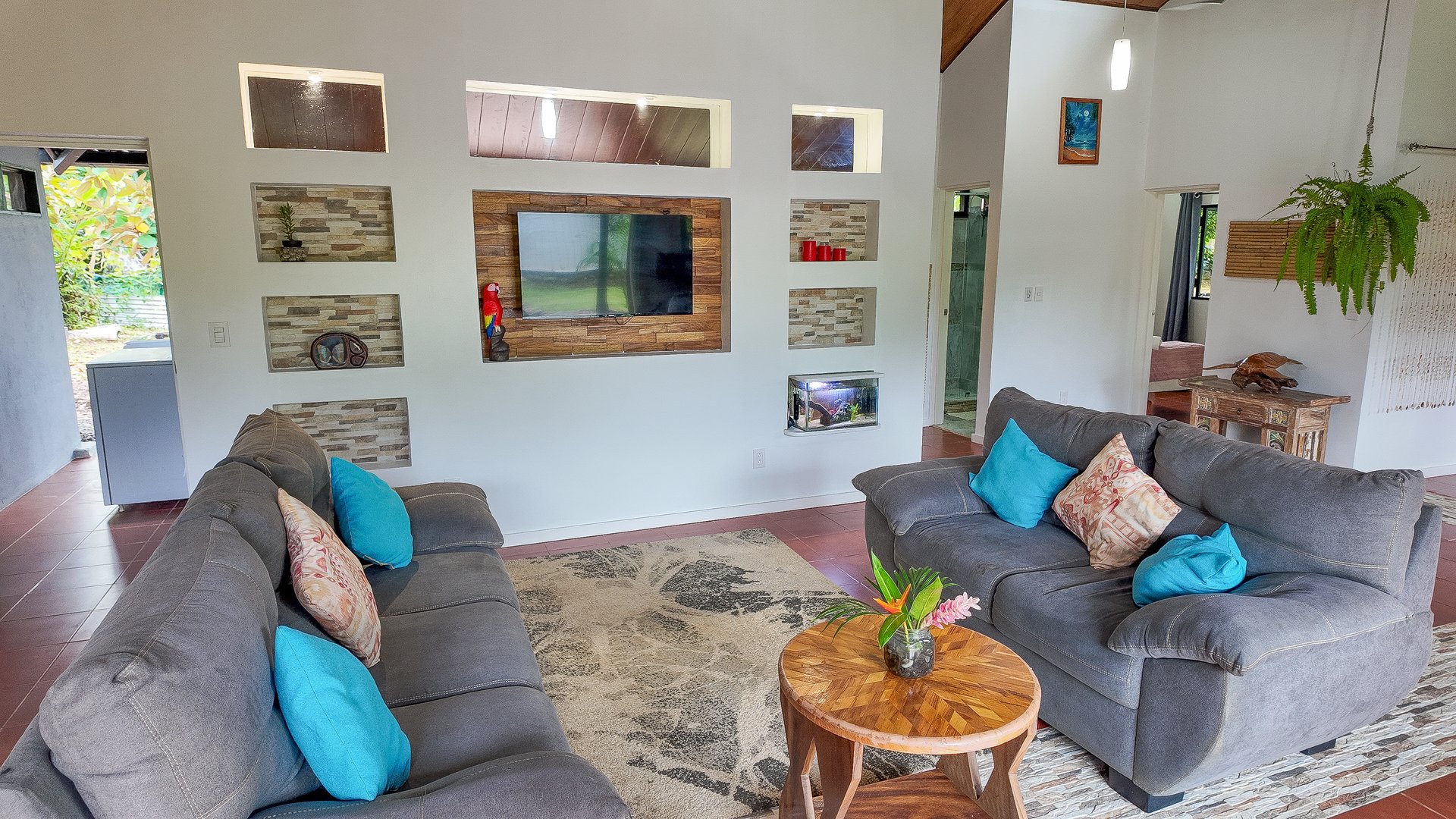 Contemporary 3-bed home surrounded by Uvita’s services and amenities but just a short stroll to tropical beaches