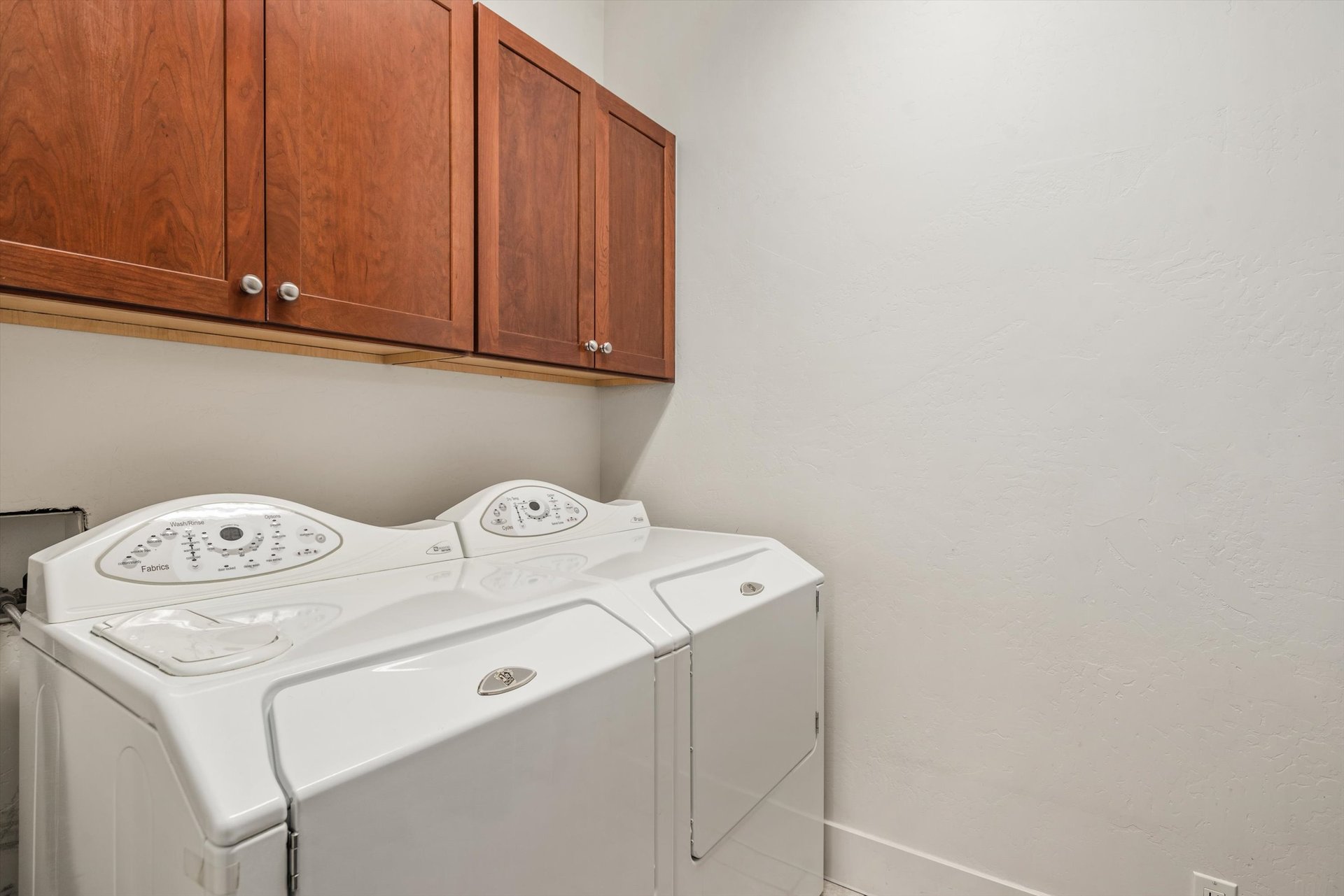 Bright and Stylish Townhome in the Heart of Willits