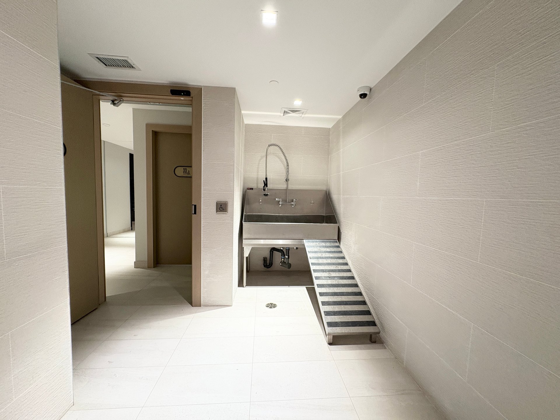 117 Broadway Ave W Unit: 2401