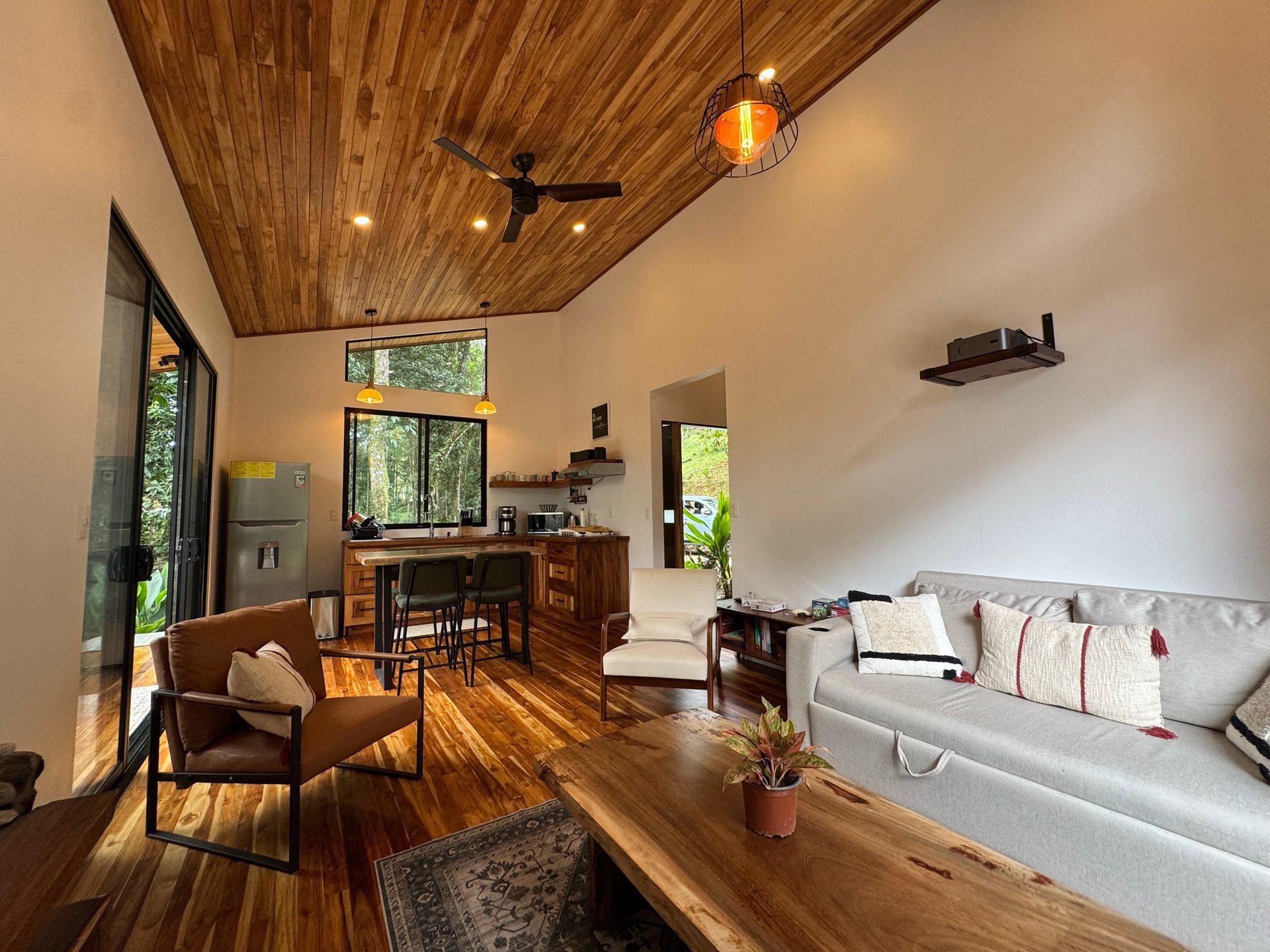 Costa Rica Mountain Retreat – 1.8 ha with Luxury Cabin, Private Lake & Riverfront