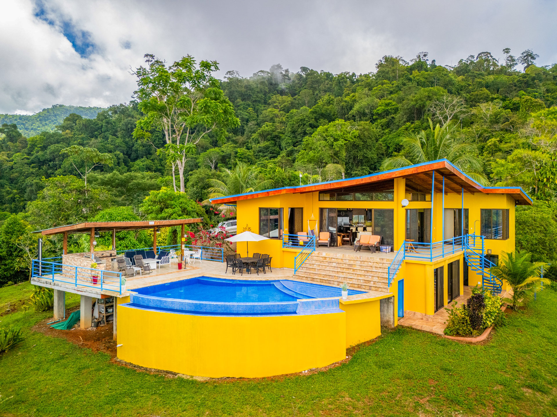 Luxury 4-Bed Villa with Ocean Views & Infinity Pool in Ojochal