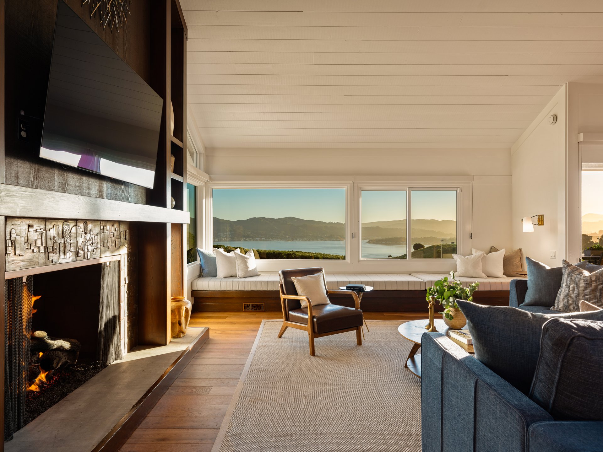 Stylish and Chic Mount Tiburon Retreat 