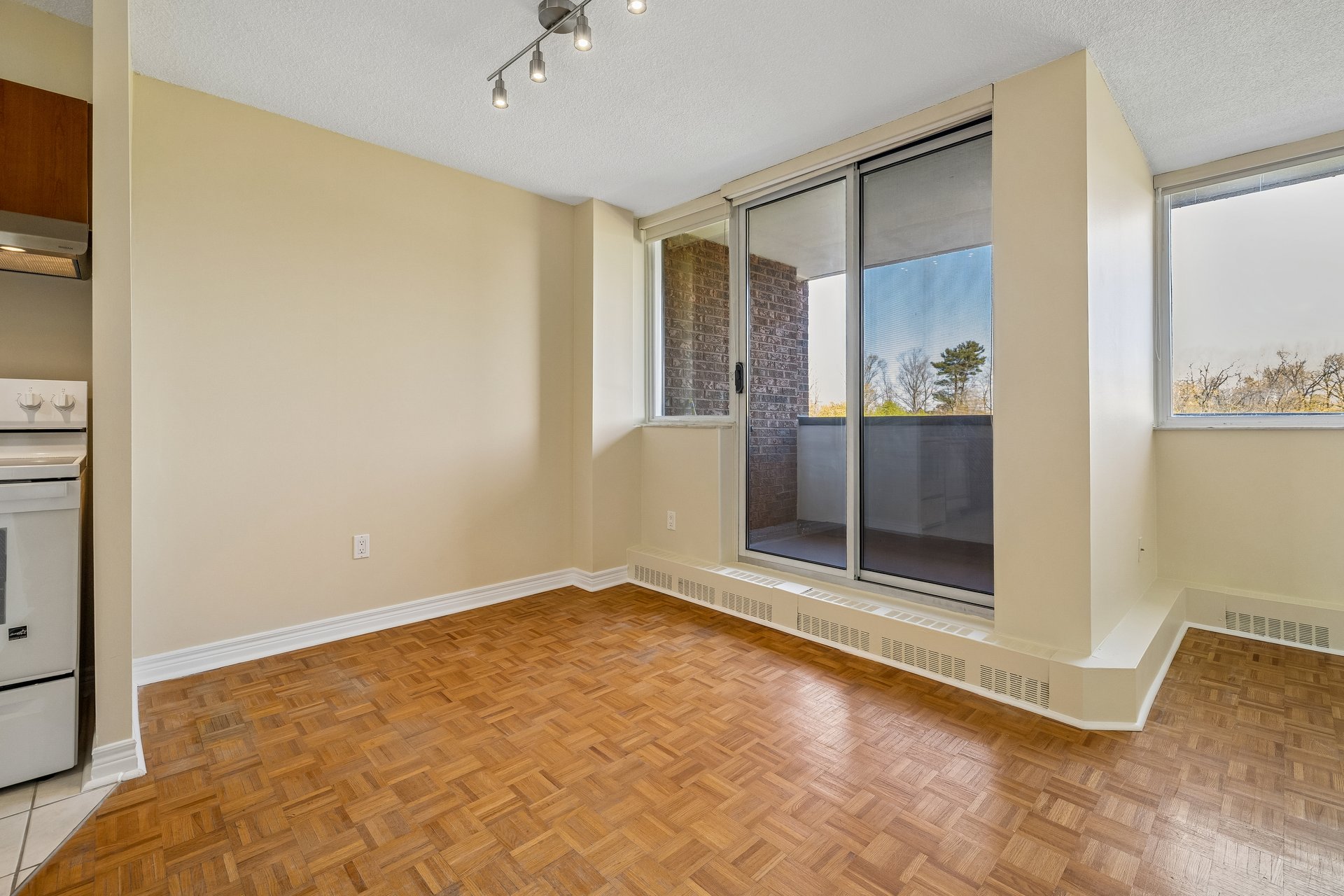 Bright and spacious studio apartment in great location