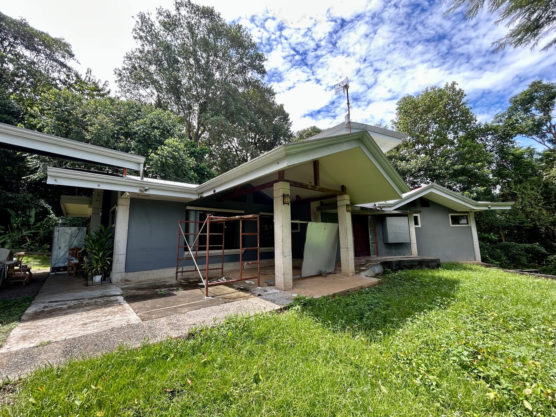 Fixer-Upper Home with an studio Office in Palmar Norte on a 7.58 Acres Property