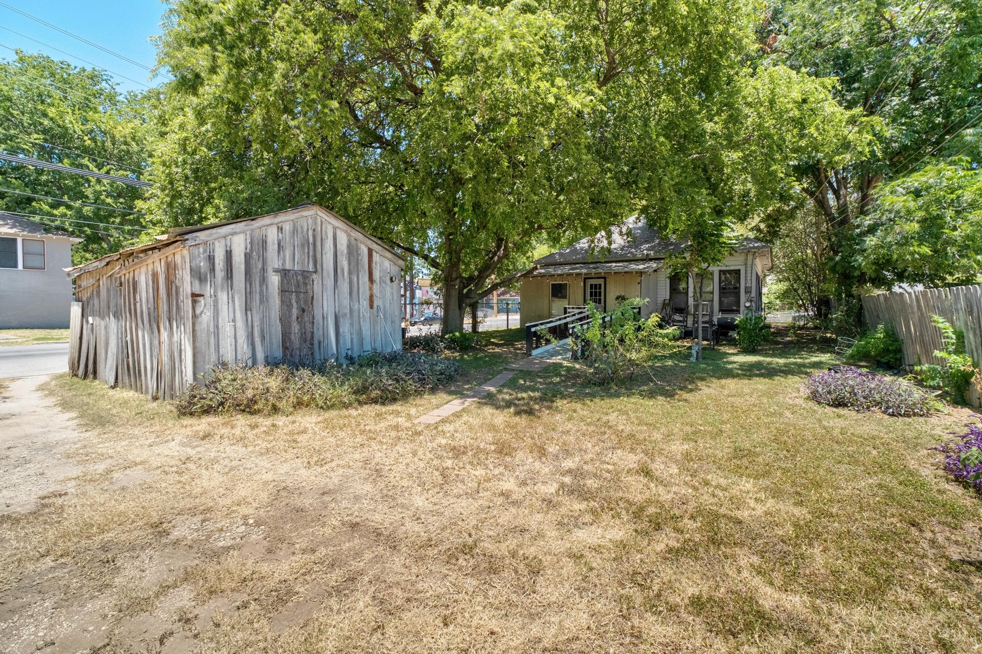 2201 E Cesar Chavez