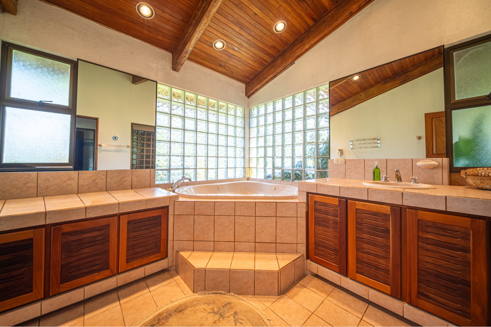 Rio Chiquito Ranch & Villas | 143-Hectare Ranch Estate with Villas, Forest & Full Infrastructure in Tilarán, Costa Rica