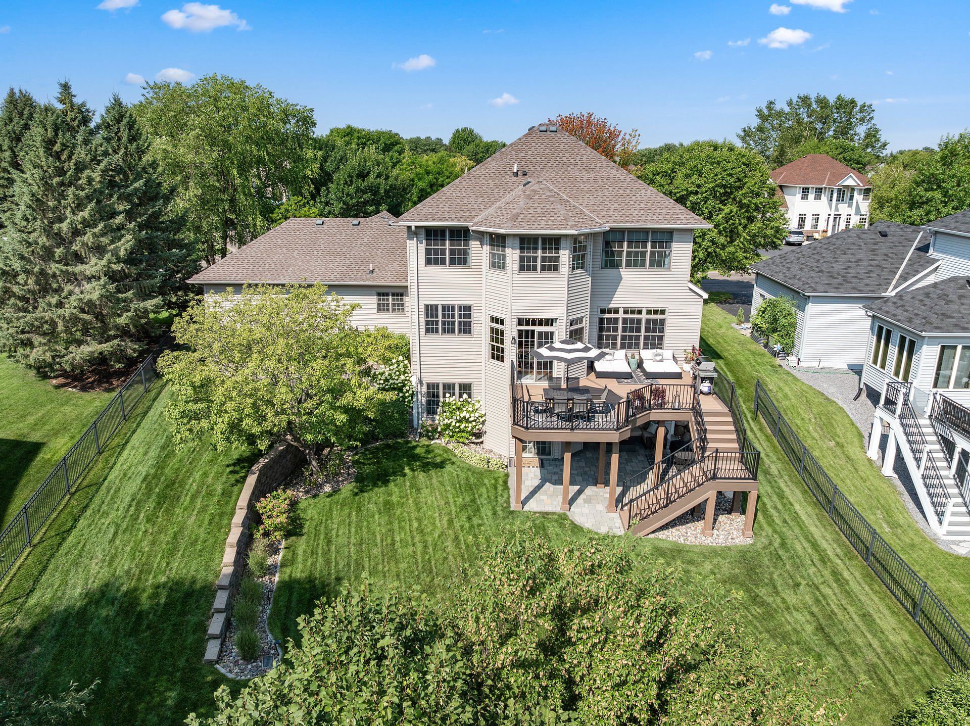 Walkout 2-Story Overlooking the Elm Creek Park Reserve