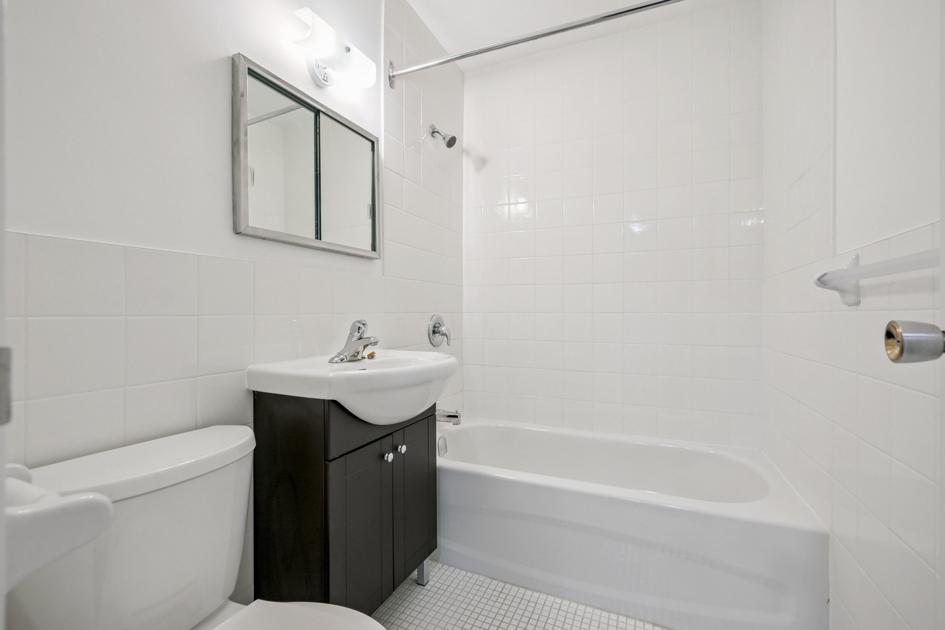Bright 2 Bedroom Unit in Prime Port Credit Location