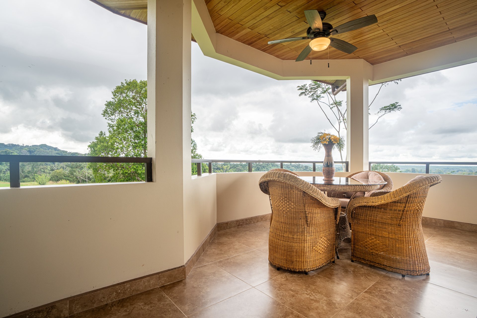 OSA Golf -  2 bed 2 bath Penthouse Condo! With Golf Membership