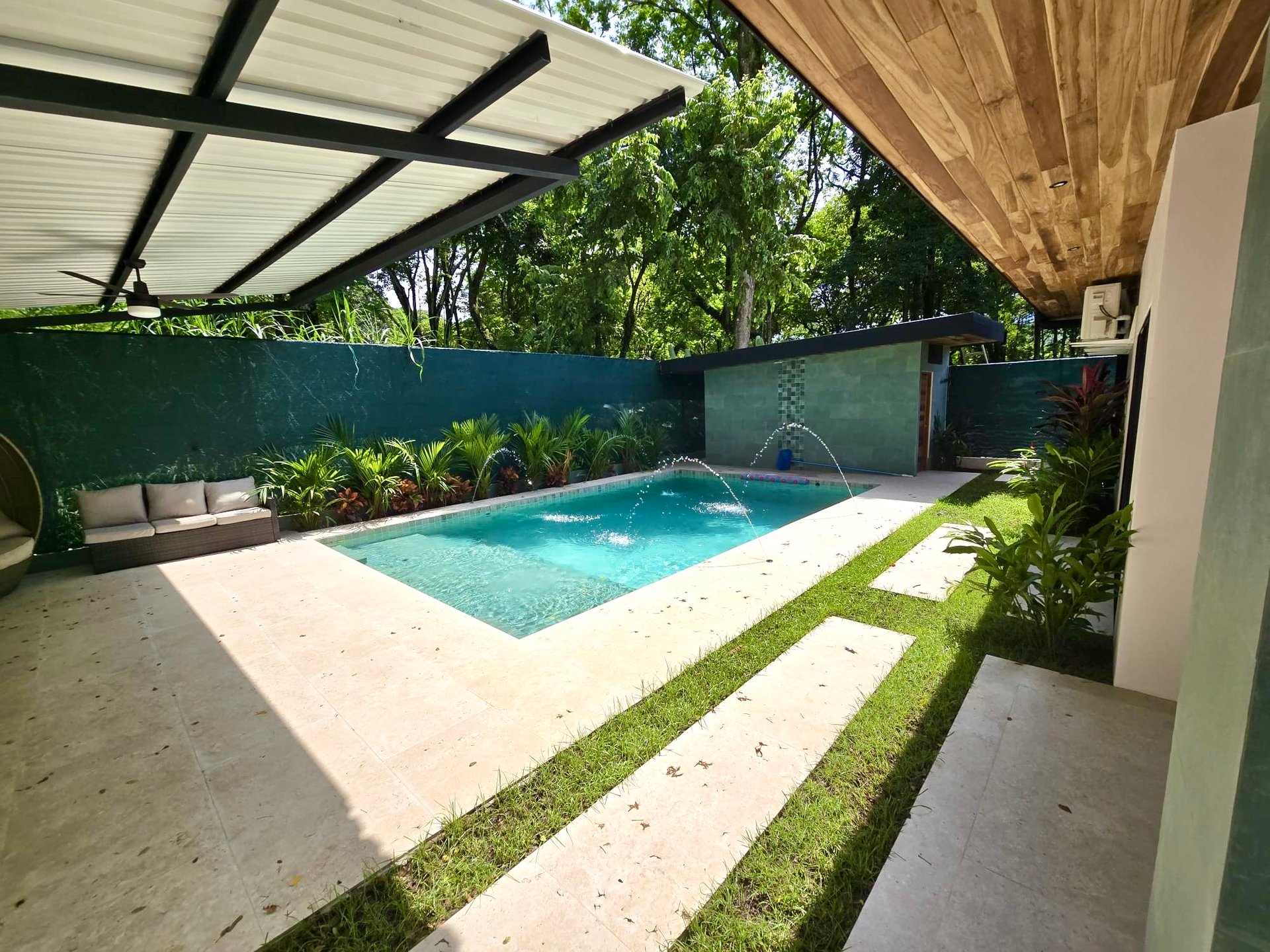 Tropical Modern Villa in Uvita – 3BR Retreat with Large Pool Near the Beach