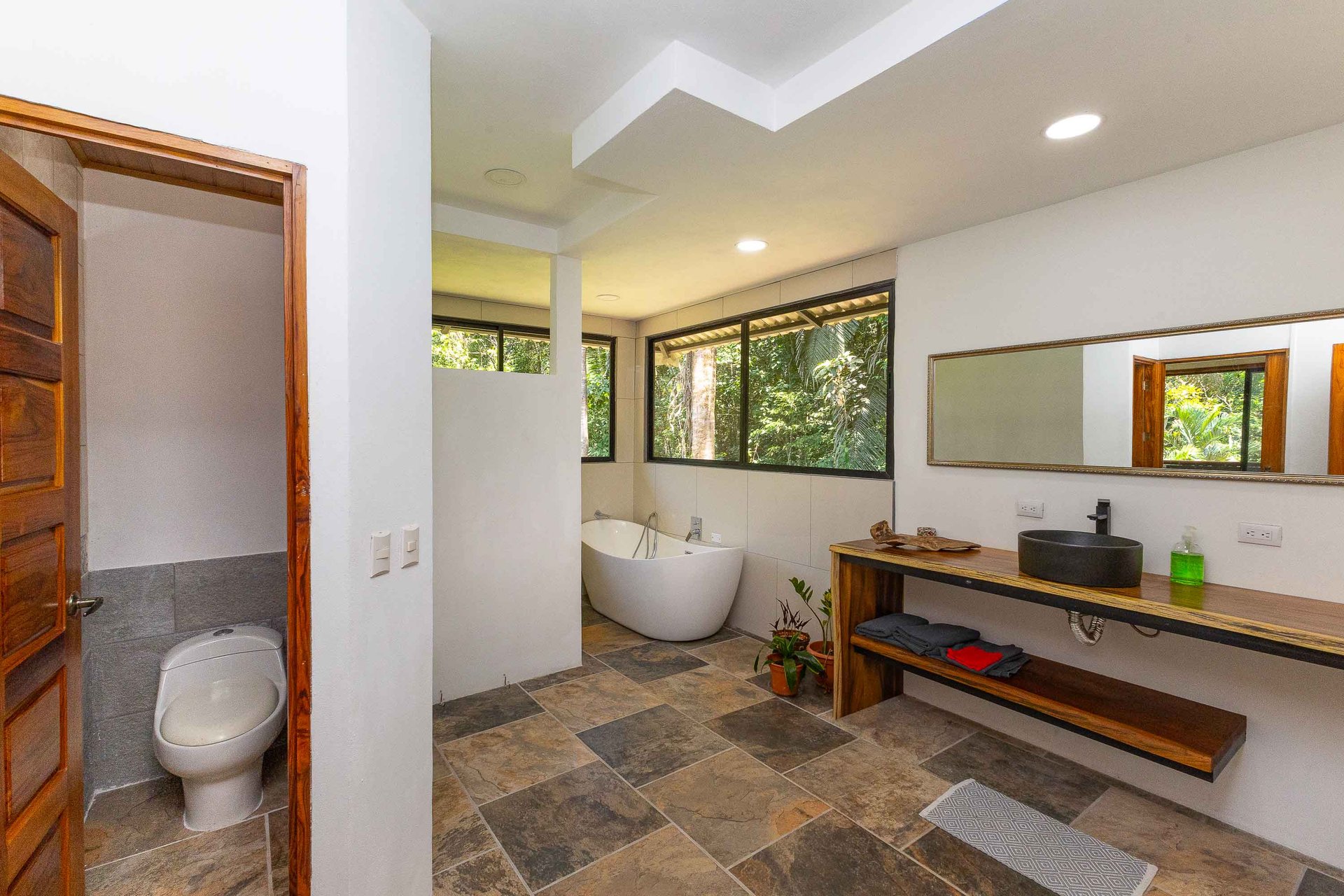 Tropical 3-bedroom home in gated community Manuel Antonio, Perfect rental!