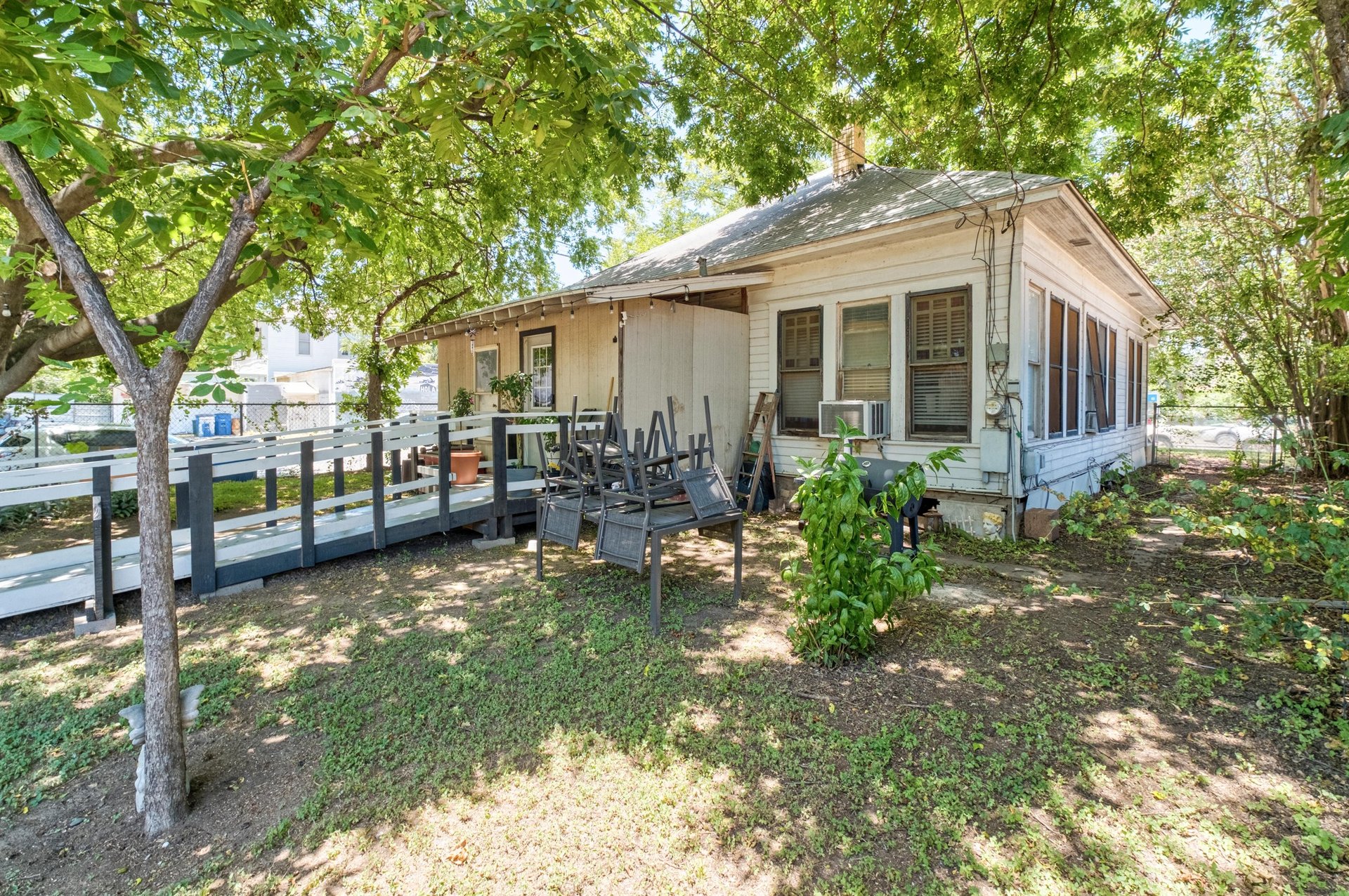 2201 E Cesar Chavez