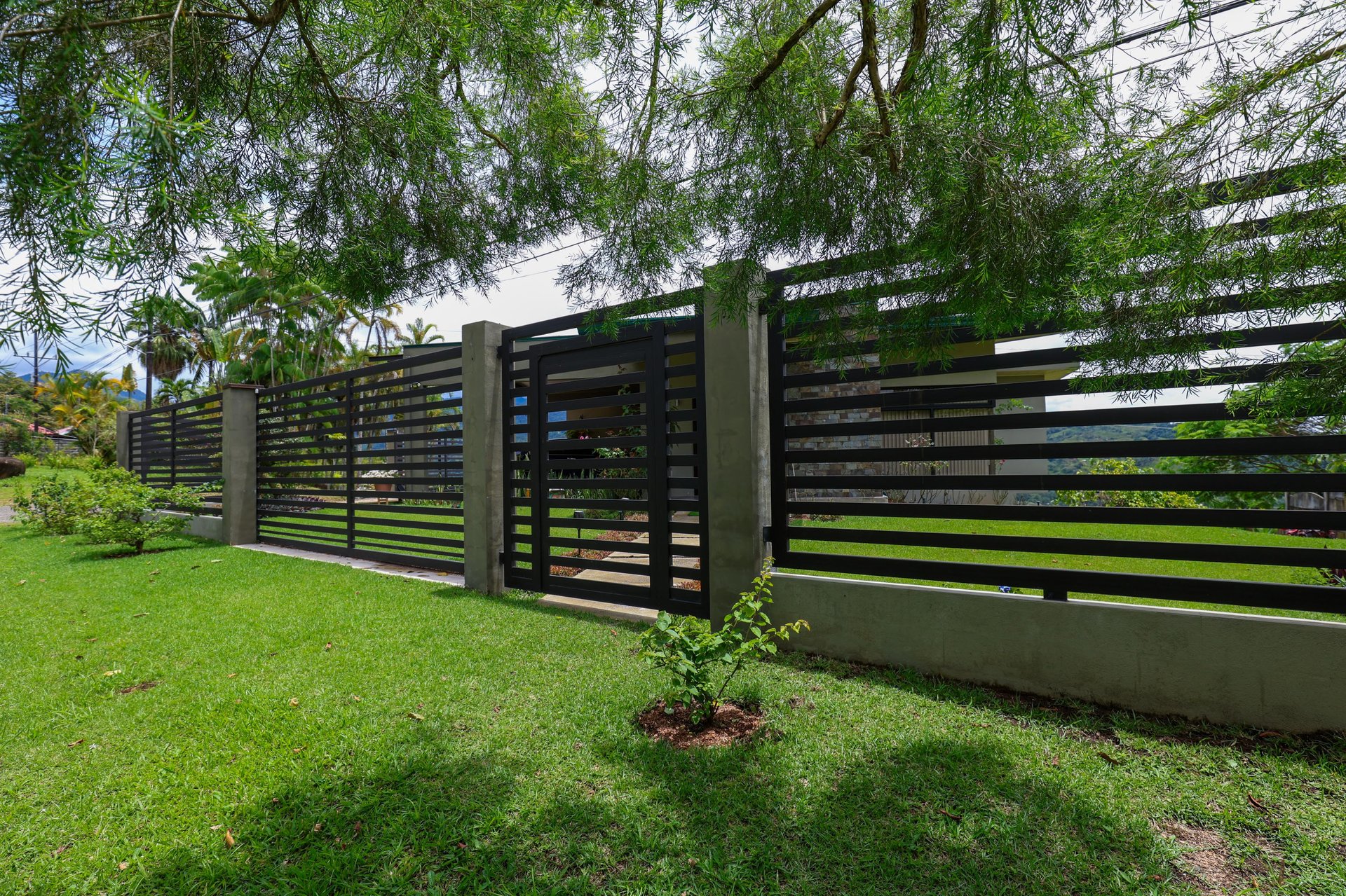 5-BEDROOM CHIRRIPO MOUNTAIN VIEW HOME WITH EASY ACCESS, PREMIUM FINISHES, FRUIT TREES AND LANSCAPED – 0.22 ACRES